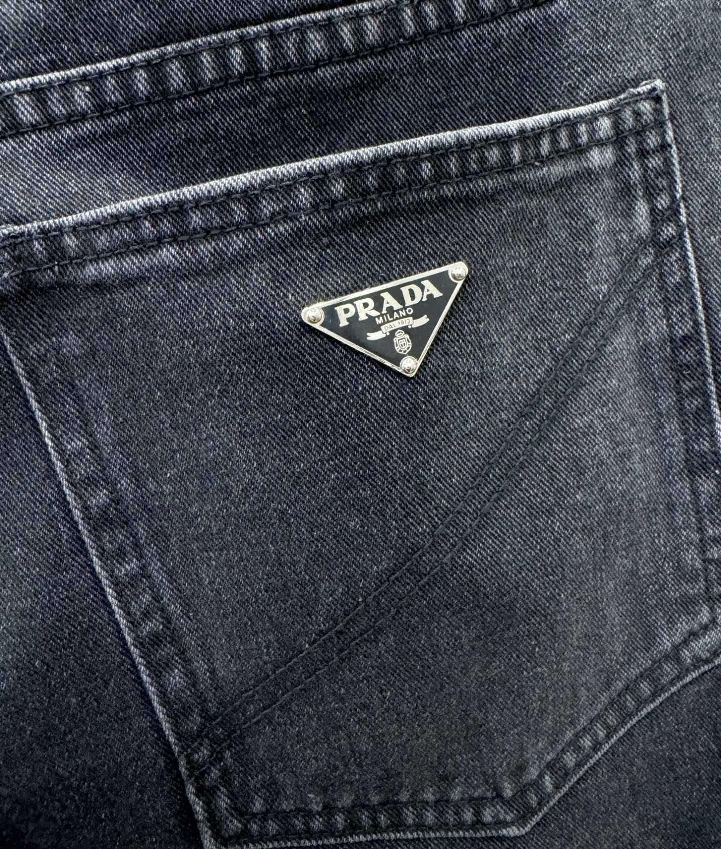 PRADA普拉达 专柜新品，原版牛仔裤 原版重工打造，品牌经典LOGO设计，三标齐全！原版五金辅料。专柜