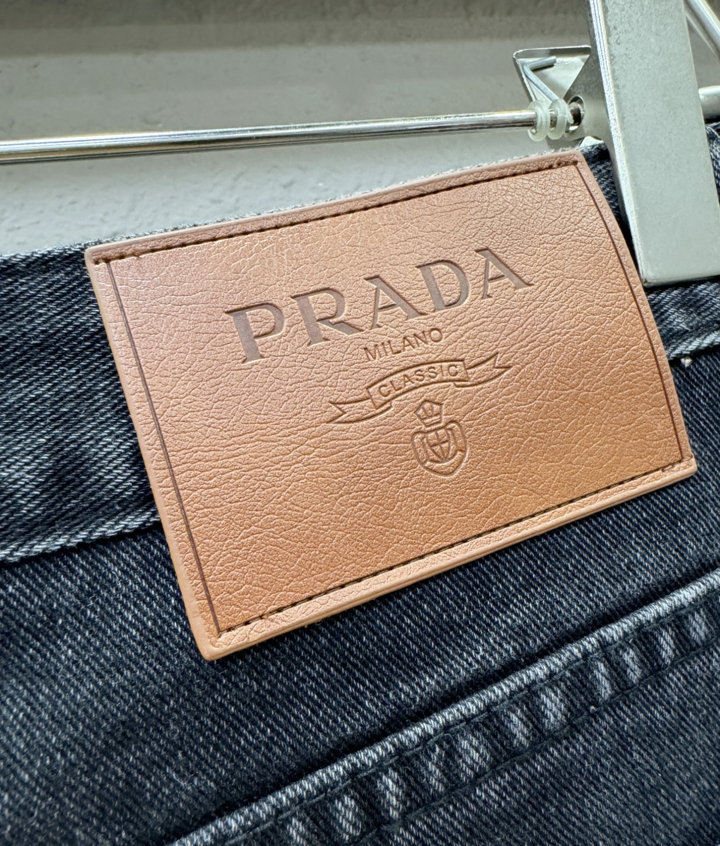 PRADA普拉达 专柜新品，原版牛仔裤 原版重工打造，品牌经典LOGO设计，三标齐全！原版五金辅料。专柜