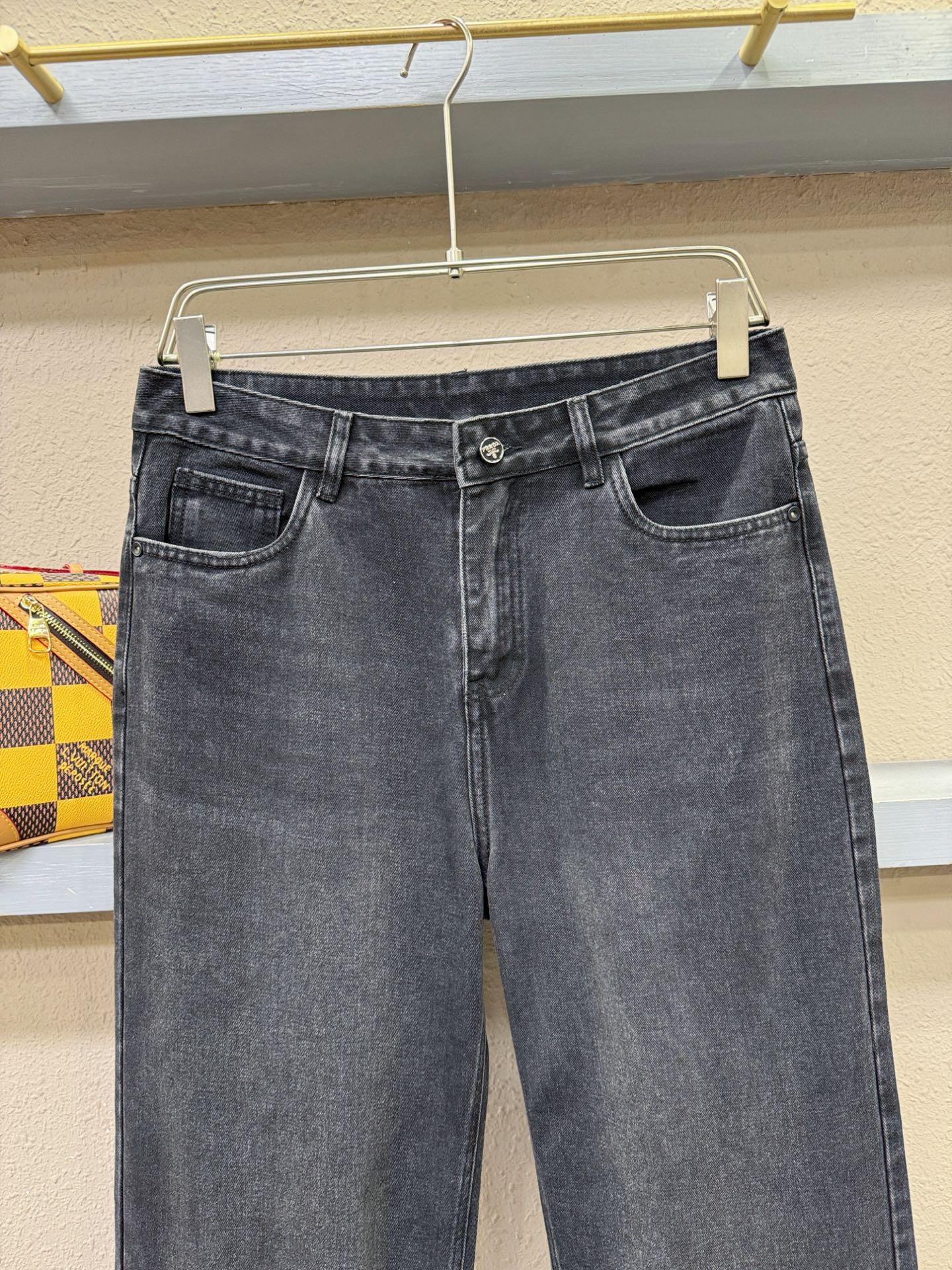 PRADA普拉达 专柜新品，原版牛仔裤 原版重工打造，品牌经典LOGO设计，三标齐全！原版五金辅料。专柜