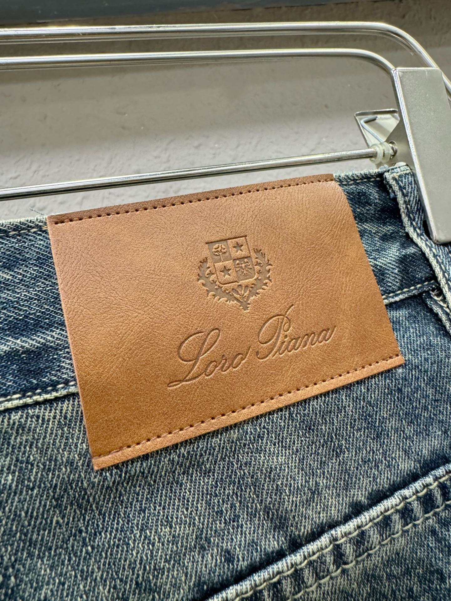 loro Piana诺悠翩雅 专柜新品，原版牛仔裤 原版重工打造，品牌经典lOGO设计，三标齐全！原版五