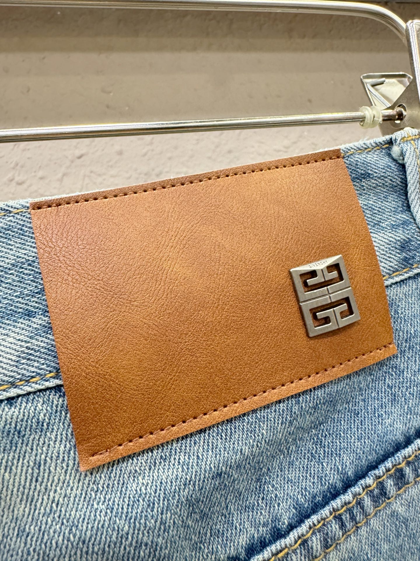 Givenchy 纪梵希 专柜新品，原版牛仔裤 原版重工打造，品牌经典LOGO设计，三标齐全！原版五金辅