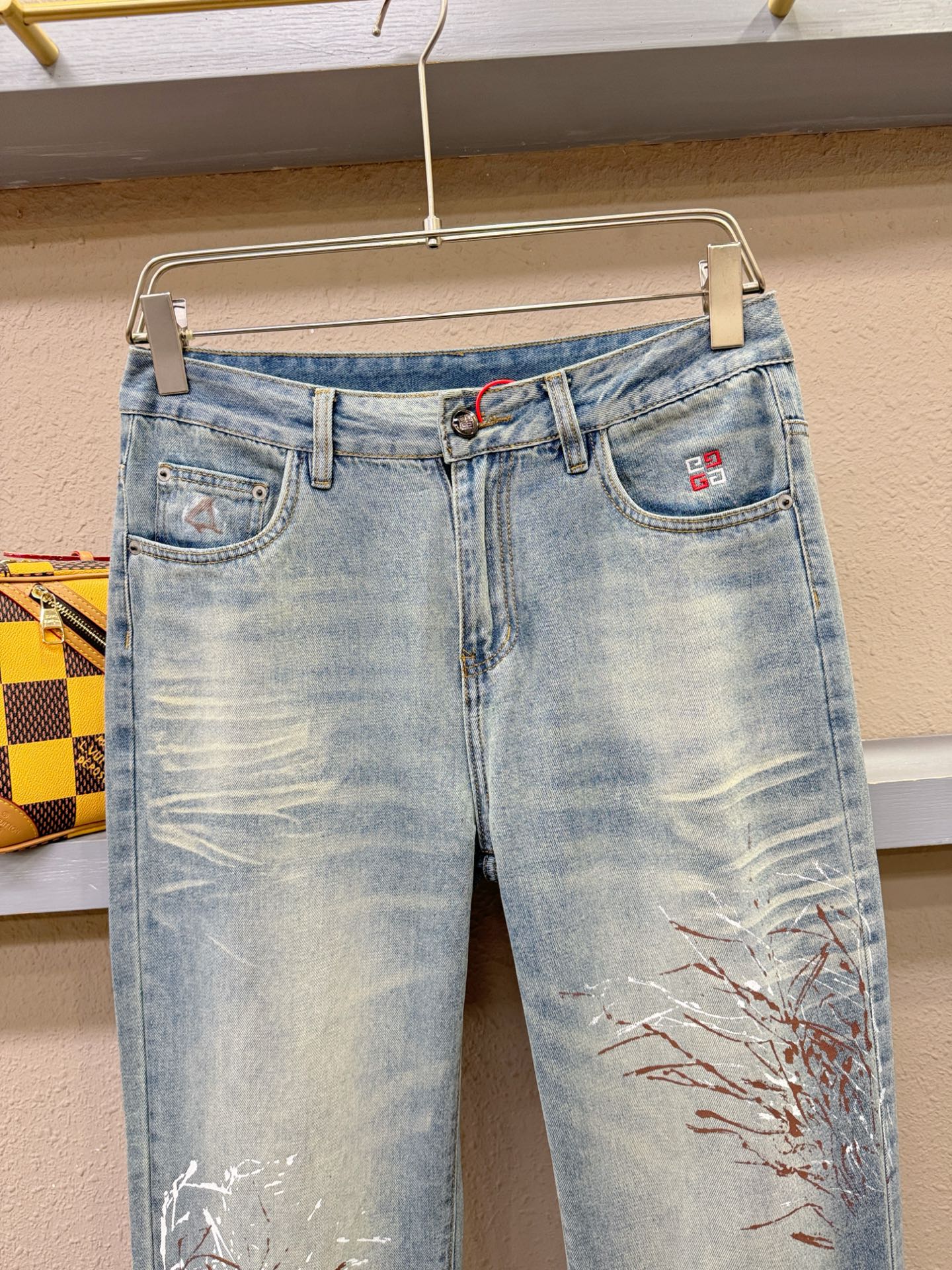 Givenchy 纪梵希 专柜新品，原版牛仔裤 原版重工打造，品牌经典LOGO设计，三标齐全！原版五金辅