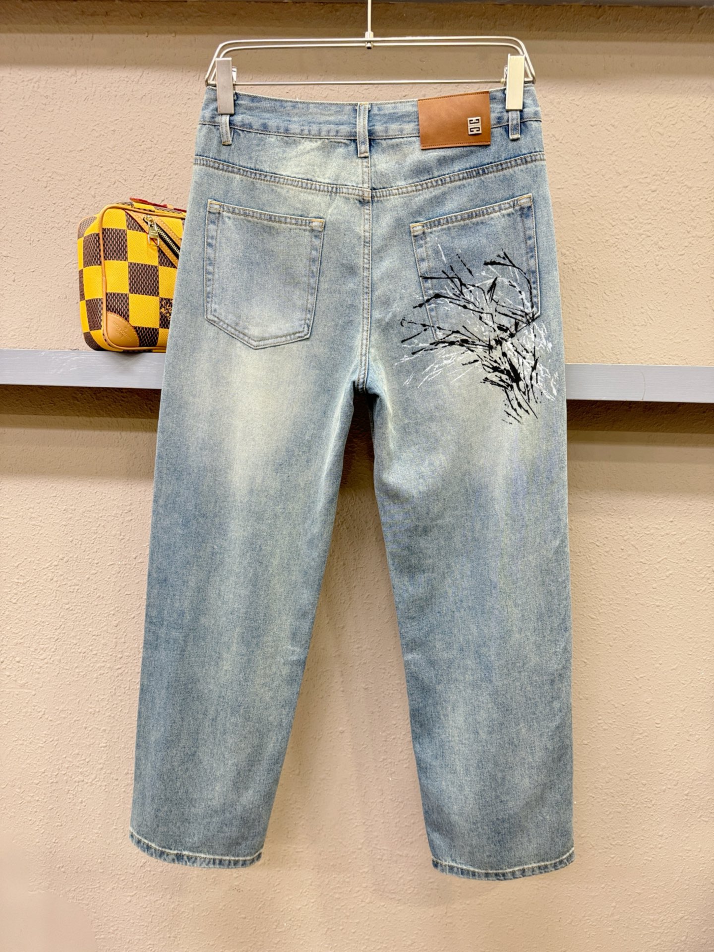 Givenchy 纪梵希 专柜新品，原版牛仔裤 原版重工打造，品牌经典LOGO设计，三标齐全！原版五金辅