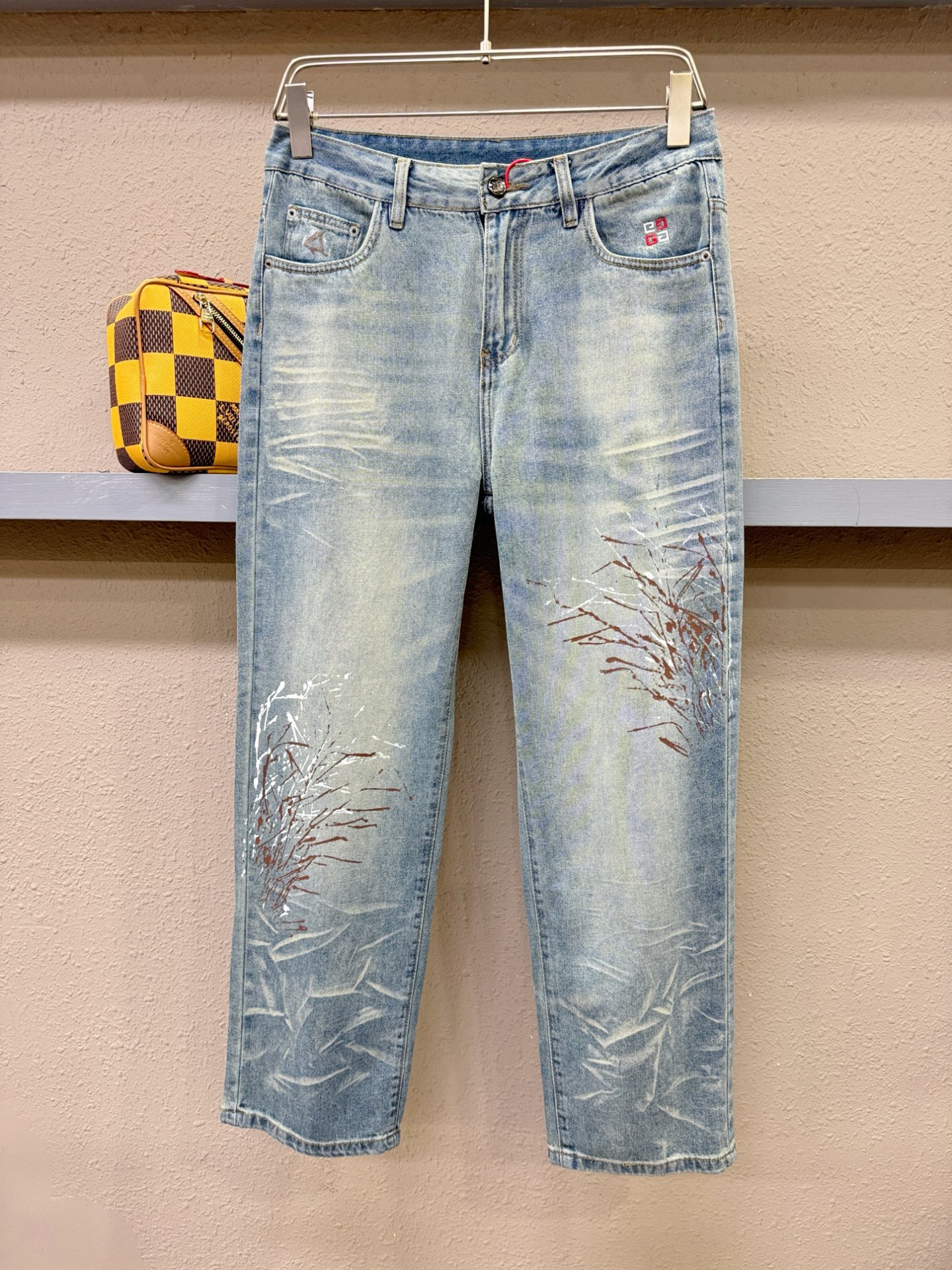 Givenchy 纪梵希 专柜新品，原版牛仔裤 原版重工打造，品牌经典LOGO设计，三标齐全！原版五金辅