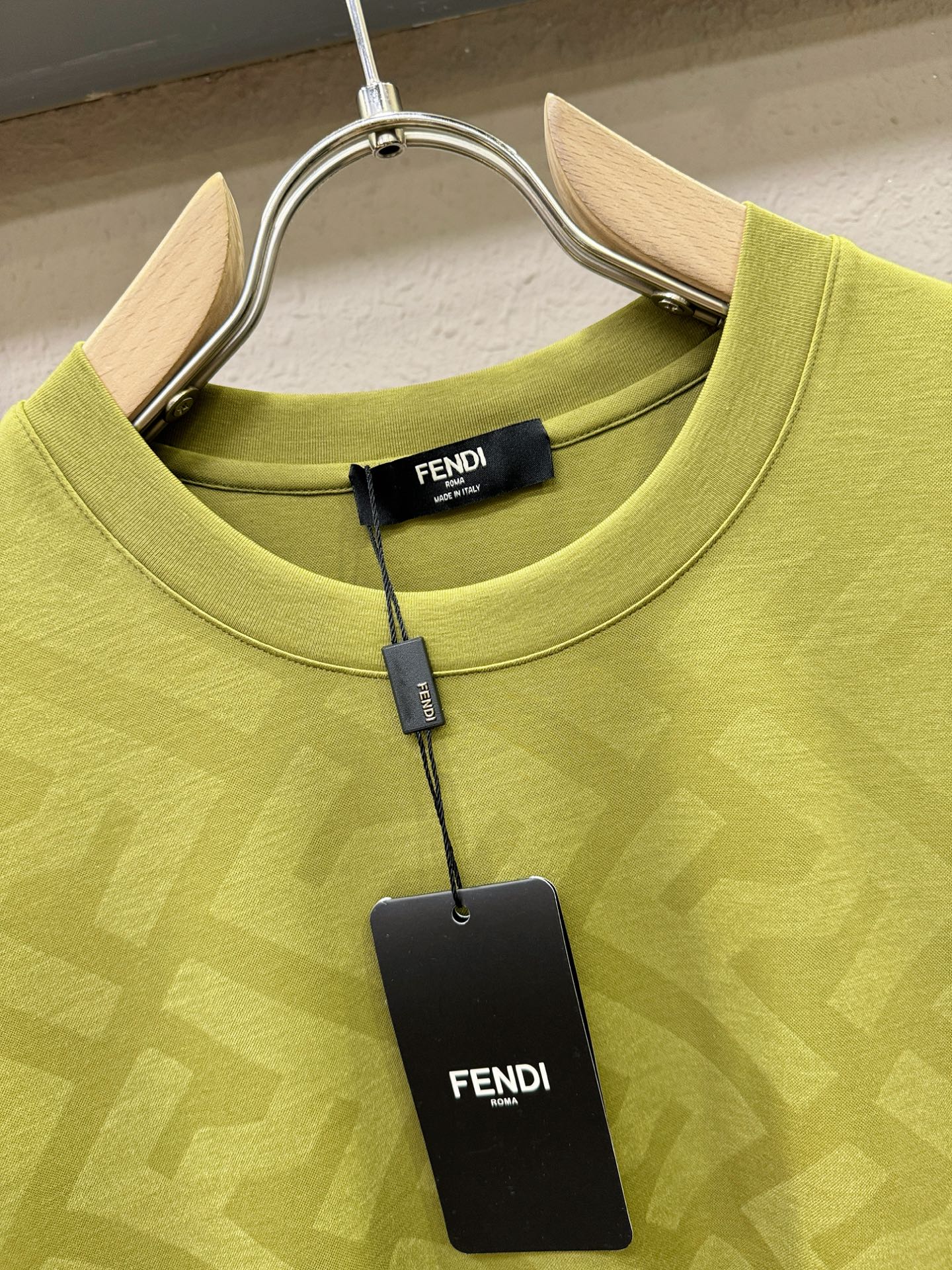 Fendi 芬迪 高级定制 2026专柜新款短袖 百搭款式 任何人都可以轻松驾驭 全订制工艺 面料手感柔