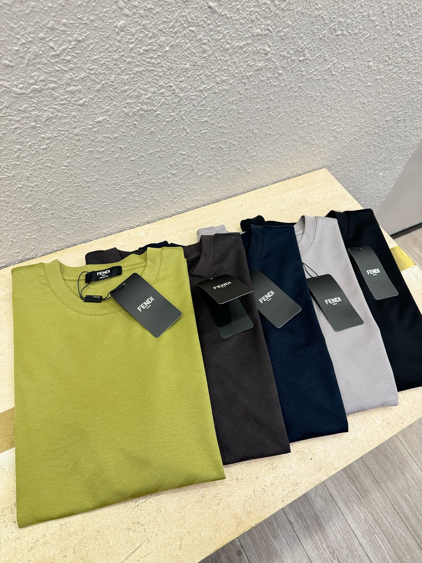 Fendi 芬迪 高级定制 2026专柜新款短袖 百搭款式 任何人都可以轻松驾驭 全订制工艺 面料手感柔