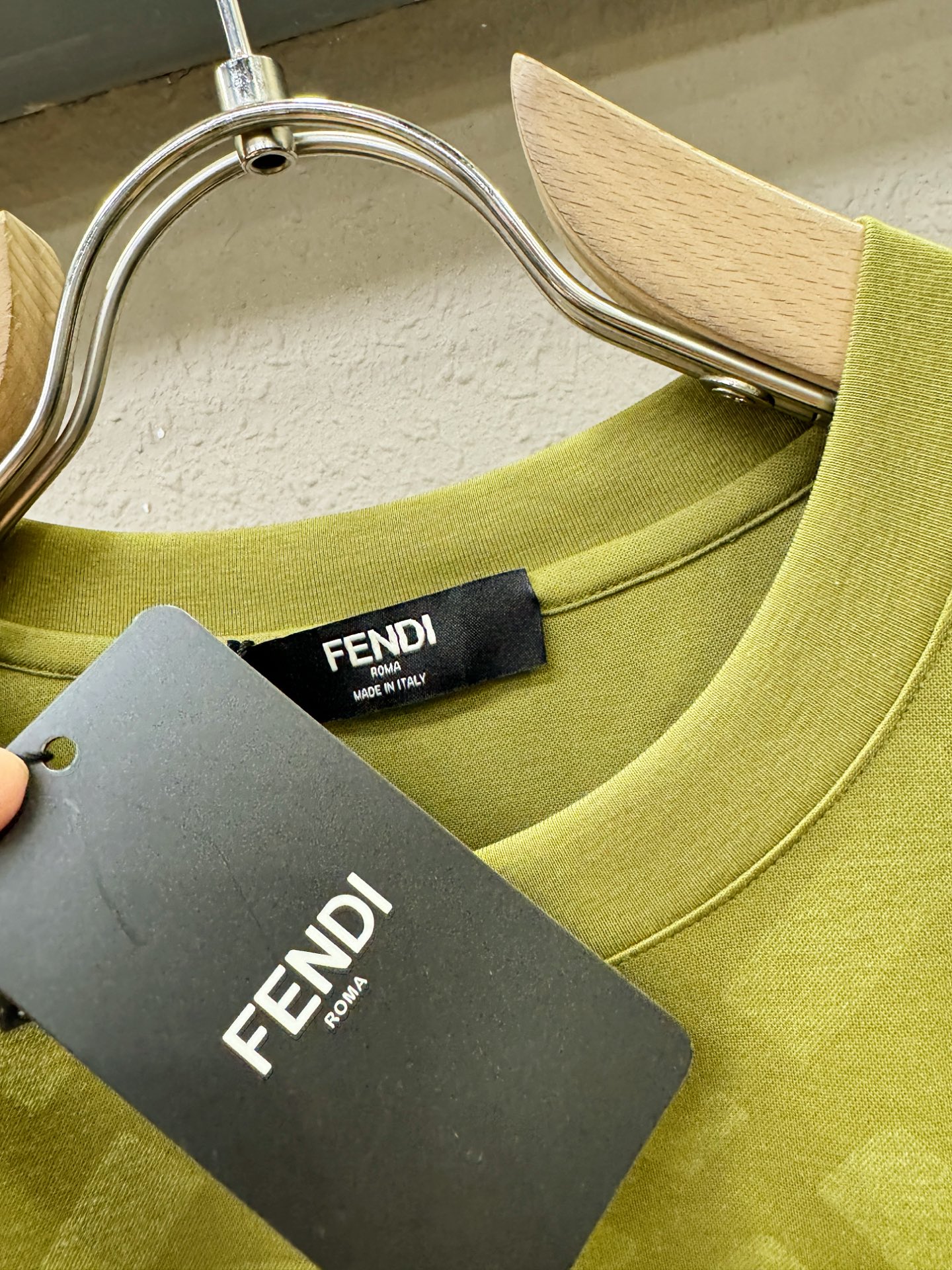 Fendi 芬迪 高级定制 2026专柜新款短袖 百搭款式 任何人都可以轻松驾驭 全订制工艺 面料手感柔