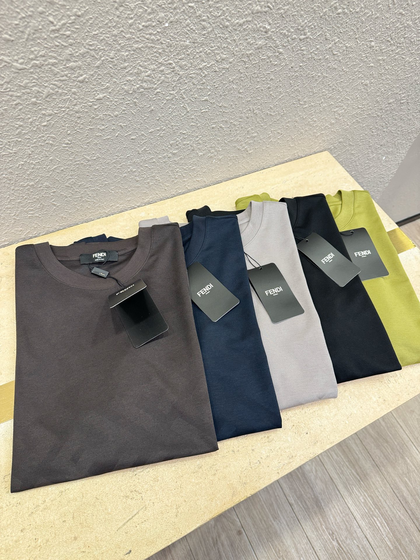 Fendi 芬迪 高级定制 2026专柜新款短袖 百搭款式 任何人都可以轻松驾驭 全订制工艺 面料手感柔