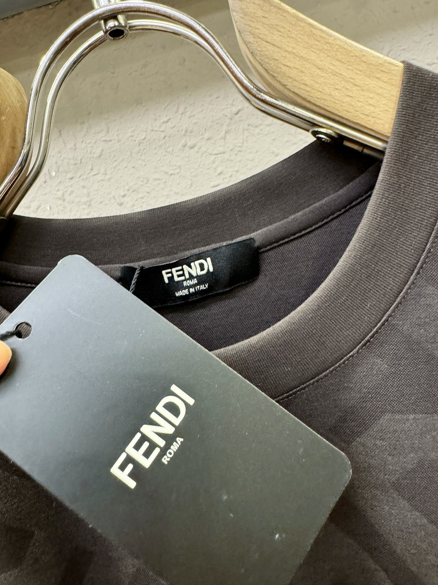 Fendi 芬迪 高级定制 2026专柜新款短袖 百搭款式 任何人都可以轻松驾驭 全订制工艺 面料手感柔