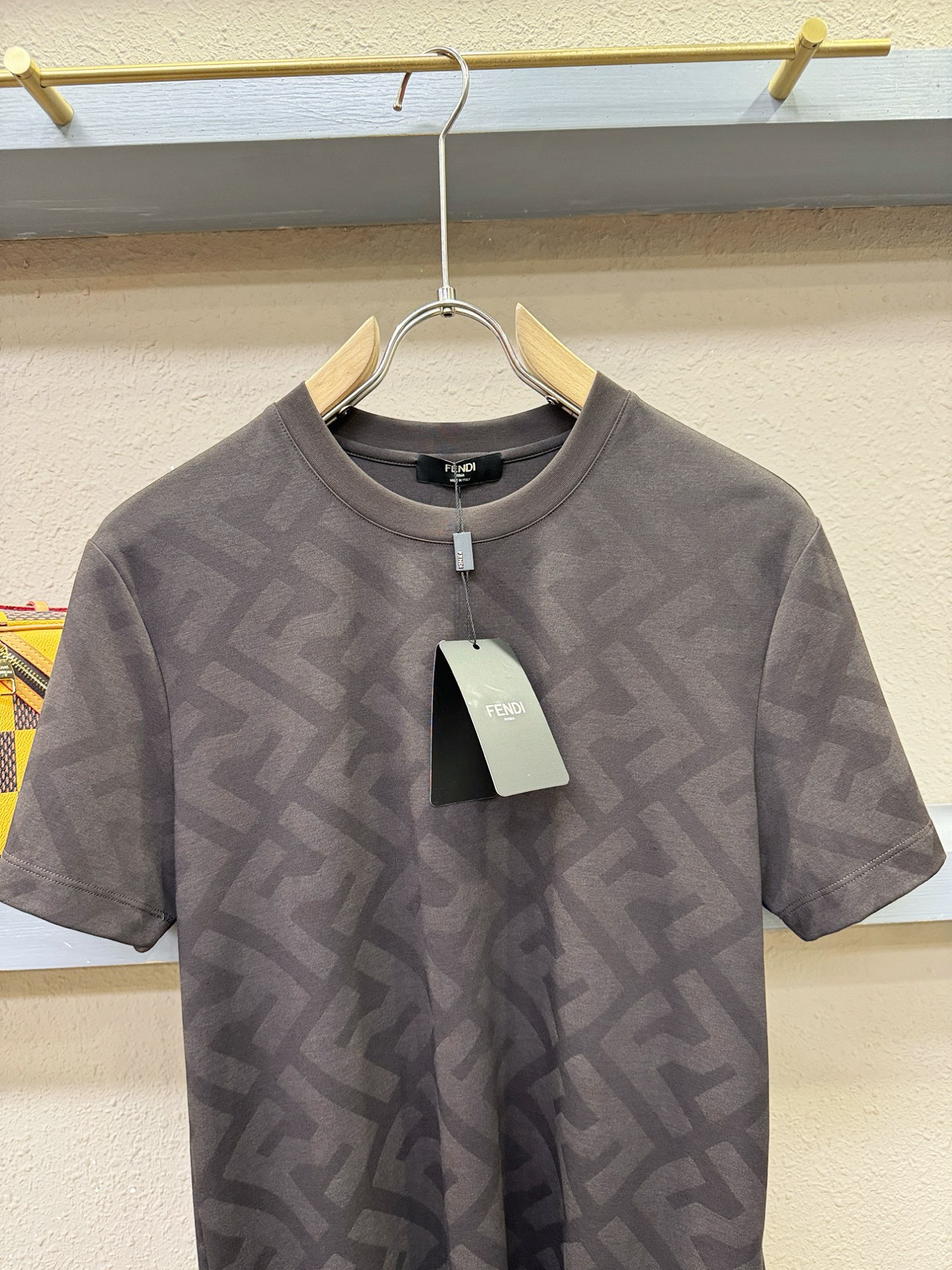 Fendi 芬迪 高级定制 2026专柜新款短袖 百搭款式 任何人都可以轻松驾驭 全订制工艺 面料手感柔