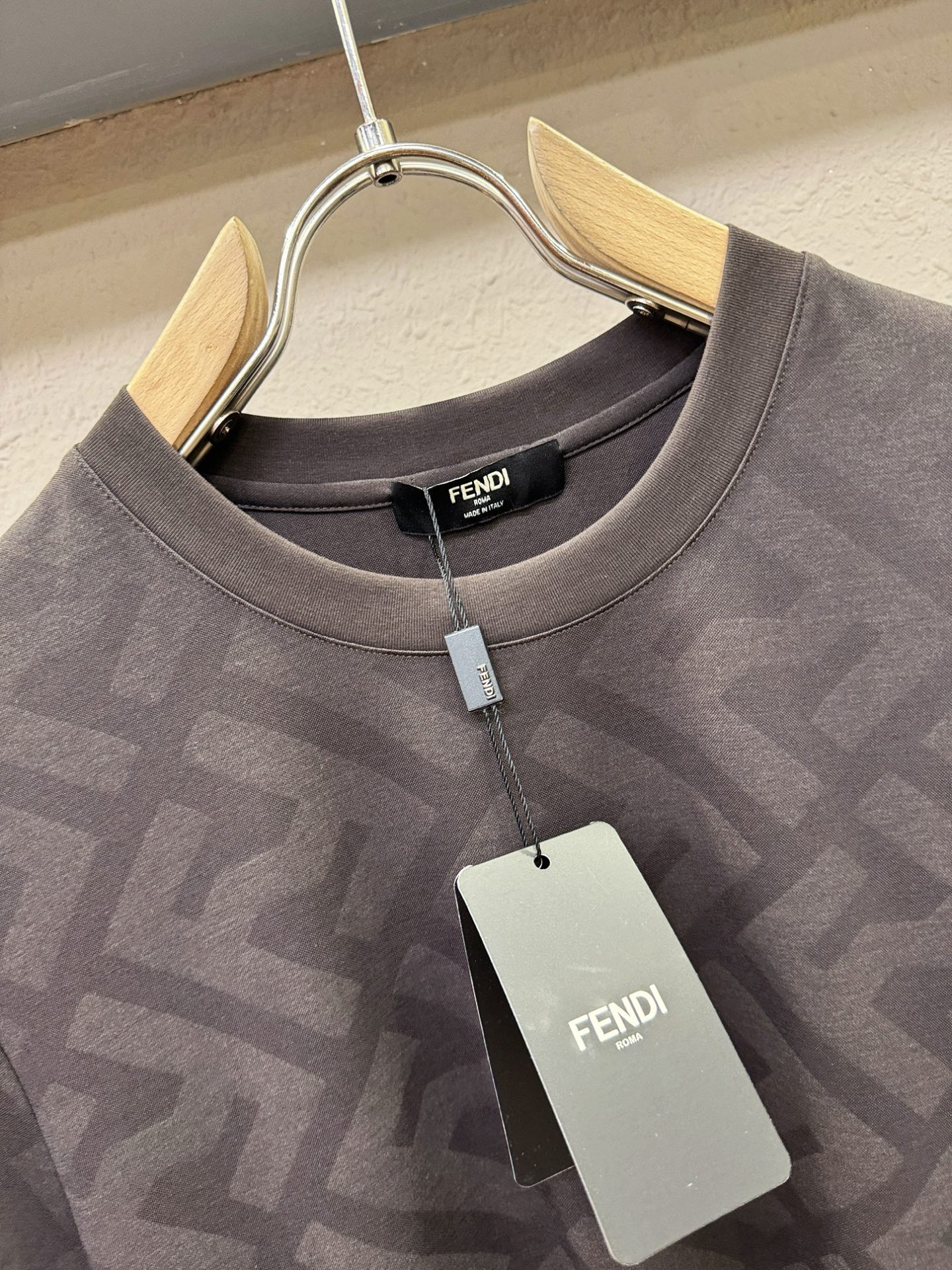 Fendi 芬迪 高级定制 2026专柜新款短袖 百搭款式 任何人都可以轻松驾驭 全订制工艺 面料手感柔