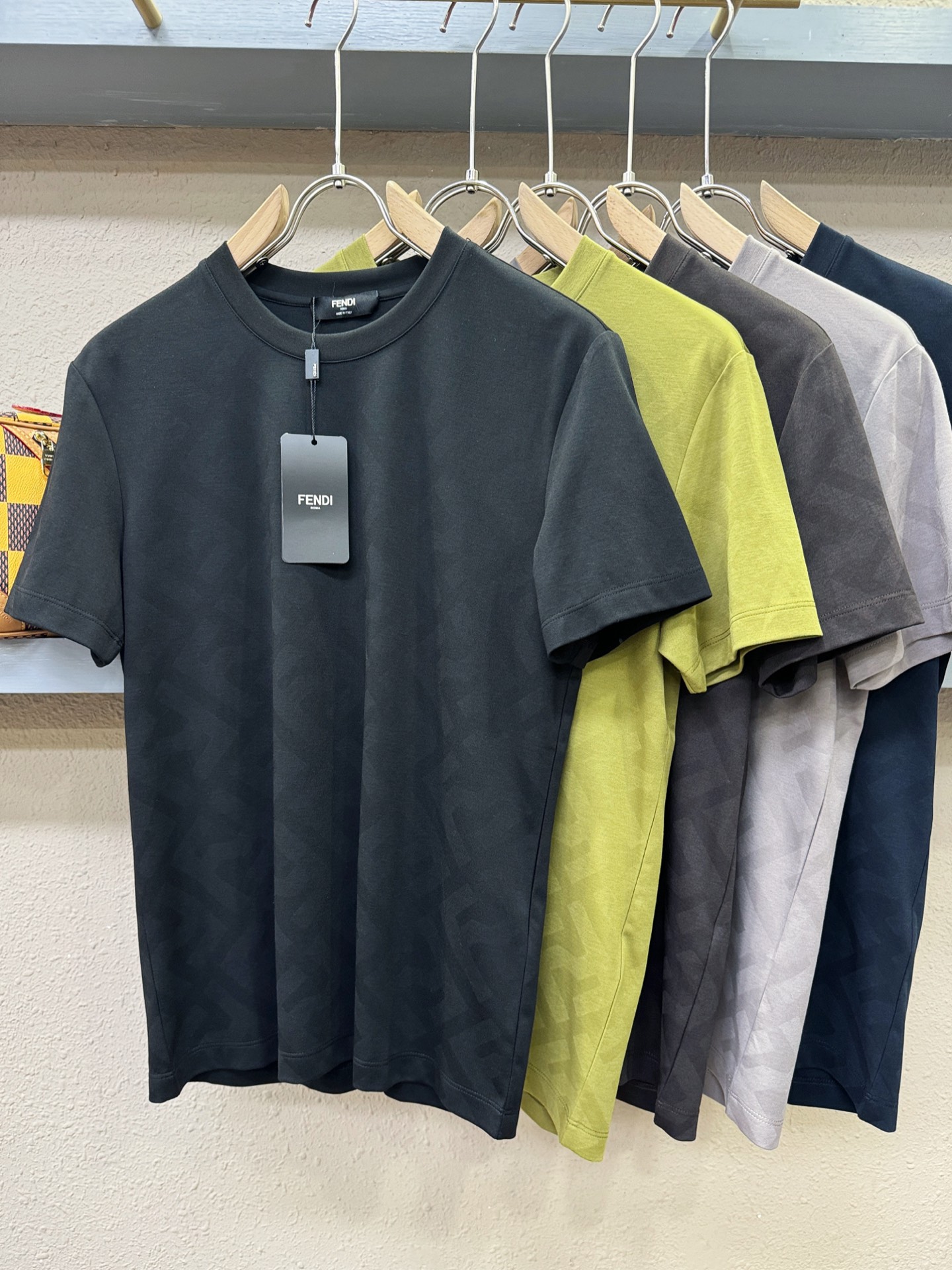 Fendi 芬迪 高级定制 2026专柜新款短袖 百搭款式 任何人都可以轻松驾驭 全订制工艺 面料手感柔