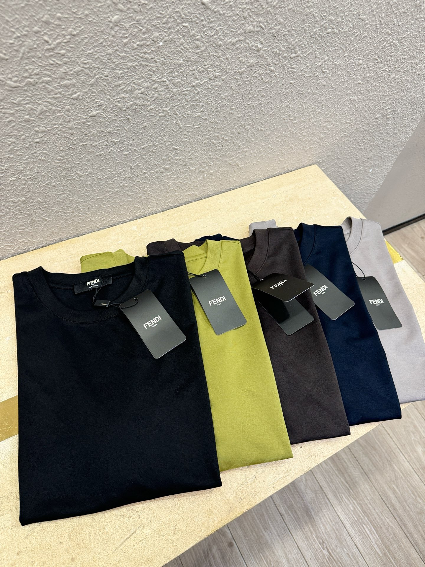 Fendi 芬迪 高级定制 2026专柜新款短袖 百搭款式 任何人都可以轻松驾驭 全订制工艺 面料手感柔