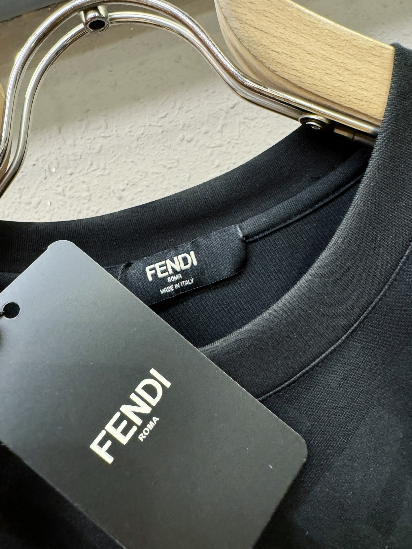 Fendi 芬迪 高级定制 2026专柜新款短袖 百搭款式 任何人都可以轻松驾驭 全订制工艺 面料手感柔