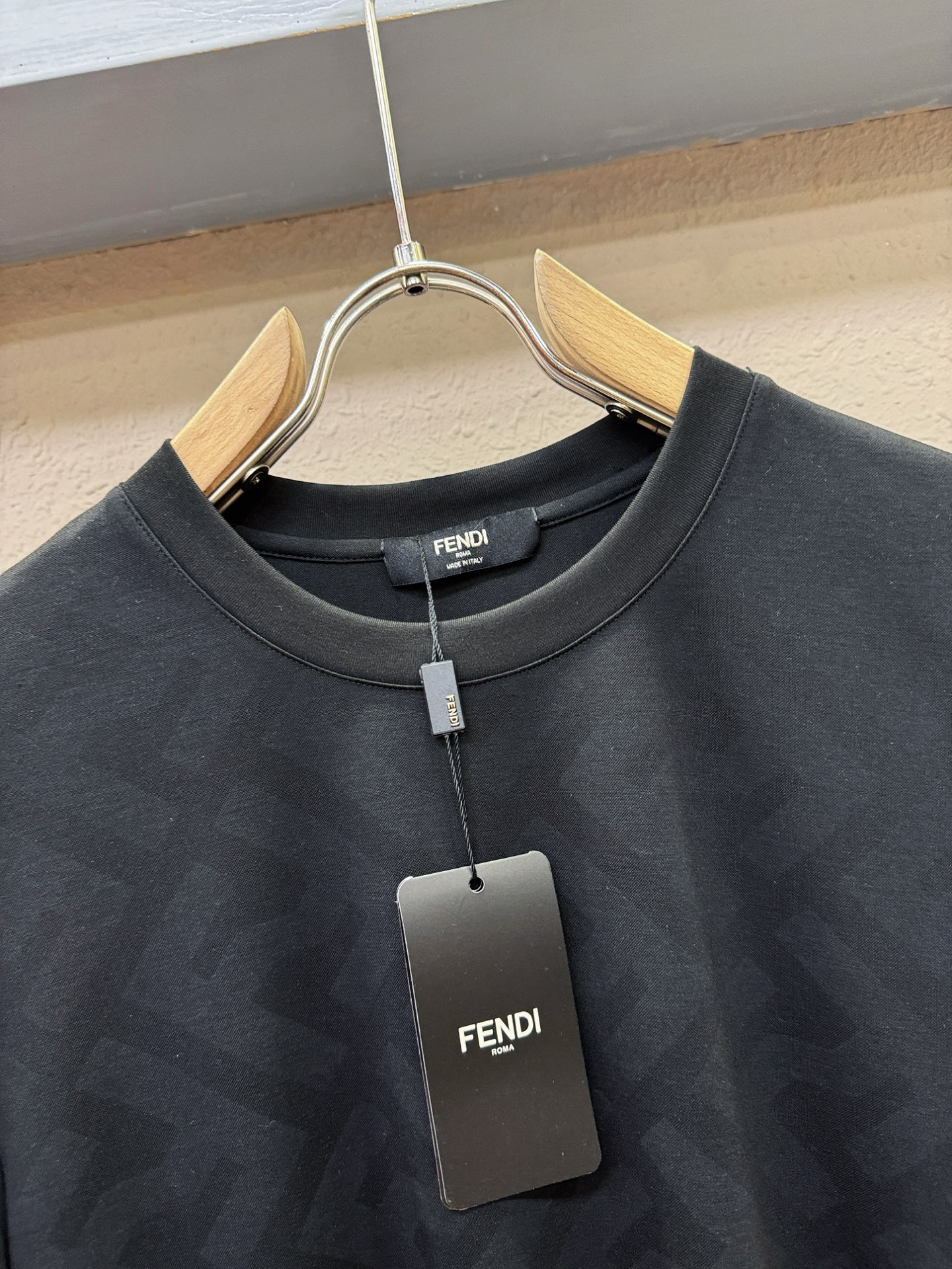 Fendi 芬迪 高级定制 2026专柜新款短袖 百搭款式 任何人都可以轻松驾驭 全订制工艺 面料手感柔