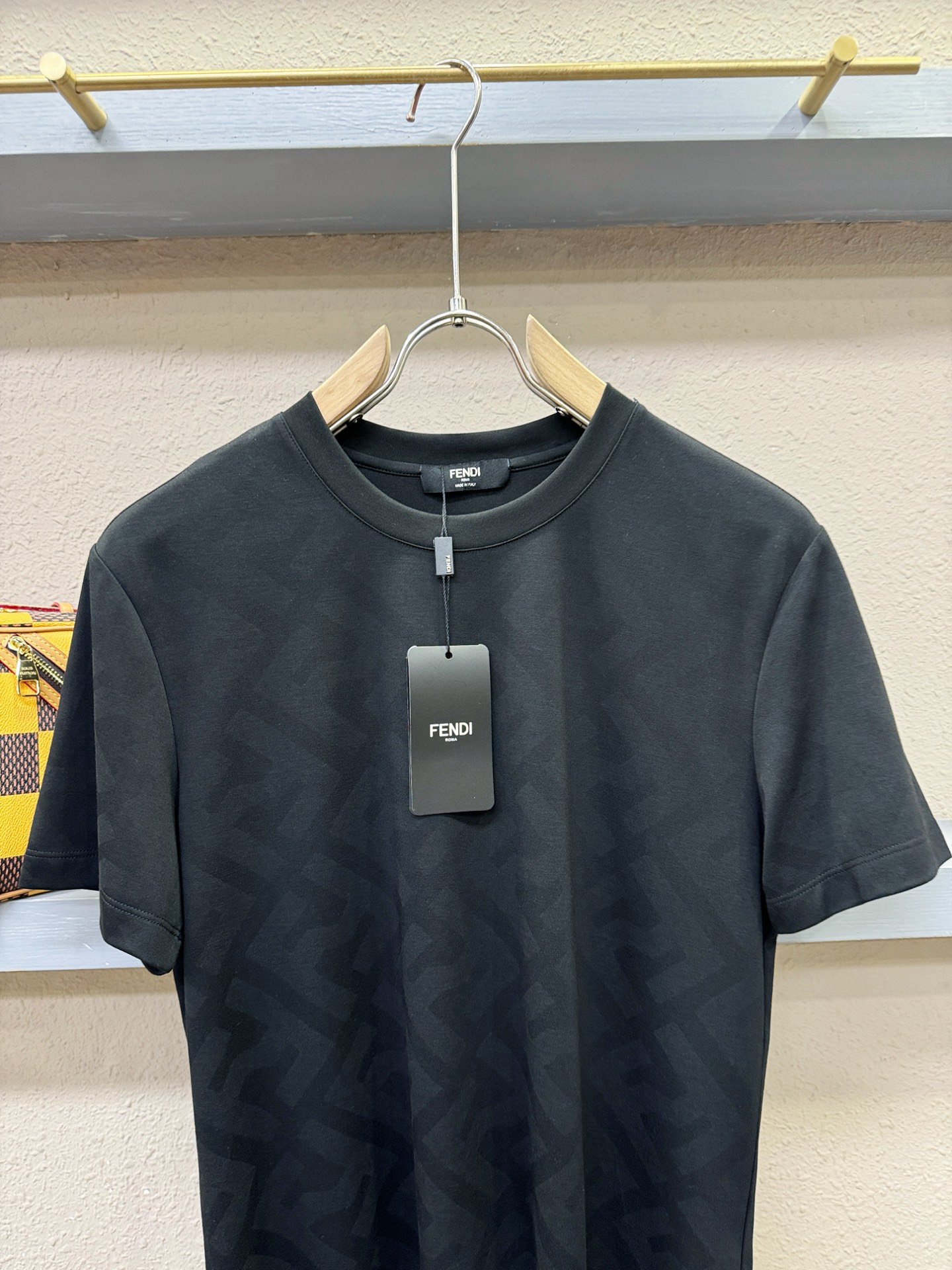 Fendi 芬迪 高级定制 2026专柜新款短袖 百搭款式 任何人都可以轻松驾驭 全订制工艺 面料手感柔