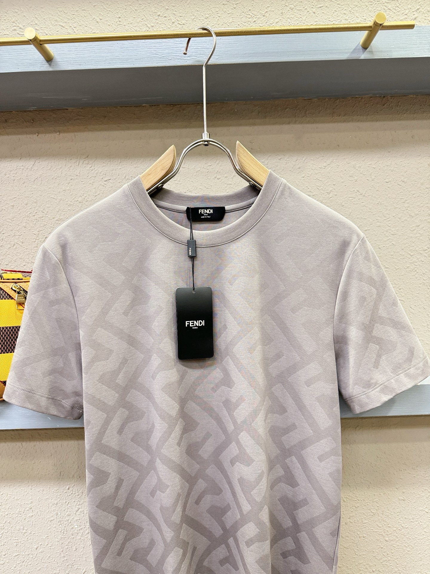 Fendi 芬迪 高级定制 2026专柜新款短袖 百搭款式 任何人都可以轻松驾驭 全订制工艺 面料手感柔