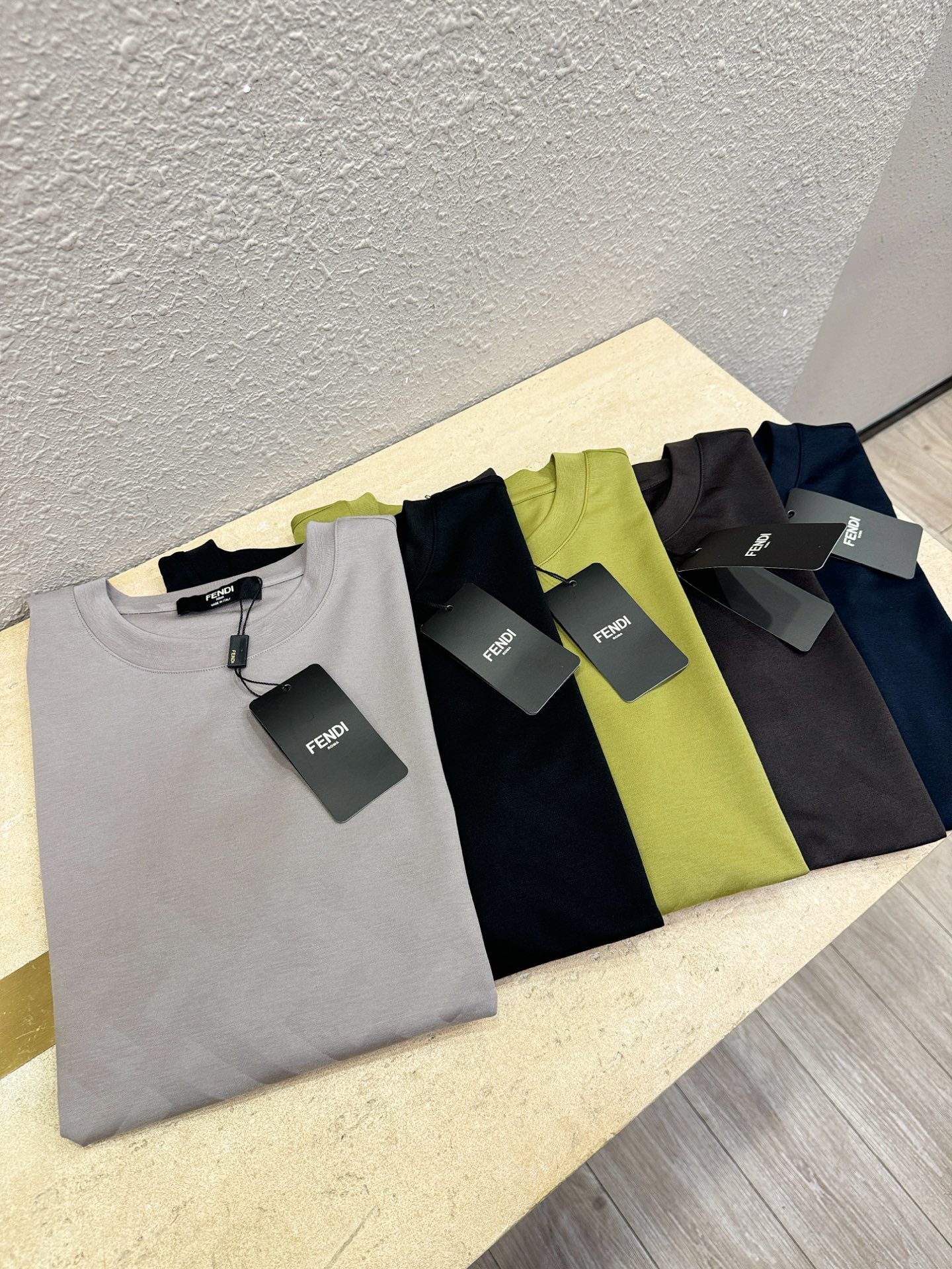 Fendi 芬迪 高级定制 2026专柜新款短袖 百搭款式 任何人都可以轻松驾驭 全订制工艺 面料手感柔