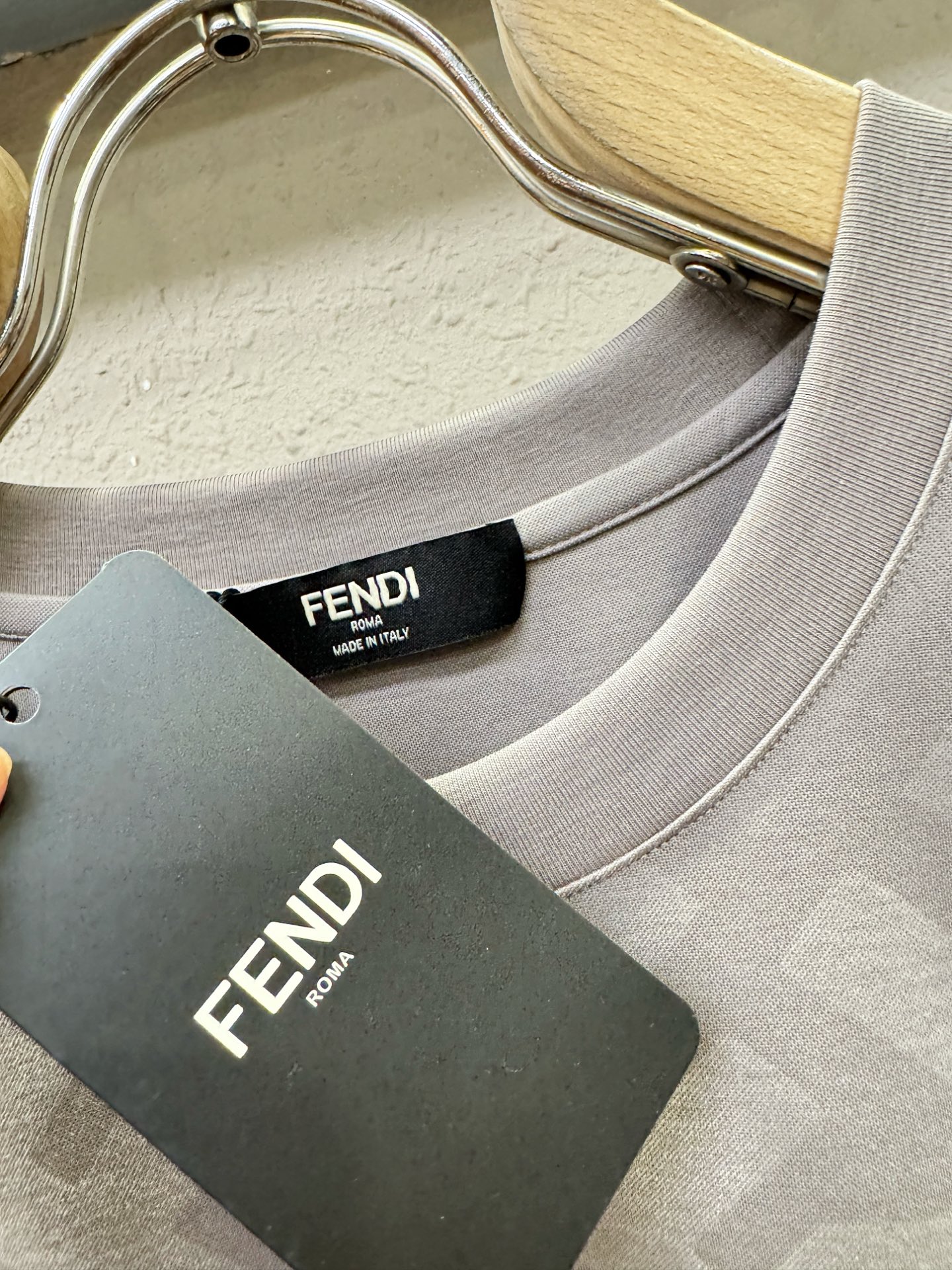 Fendi 芬迪 高级定制 2026专柜新款短袖 百搭款式 任何人都可以轻松驾驭 全订制工艺 面料手感柔