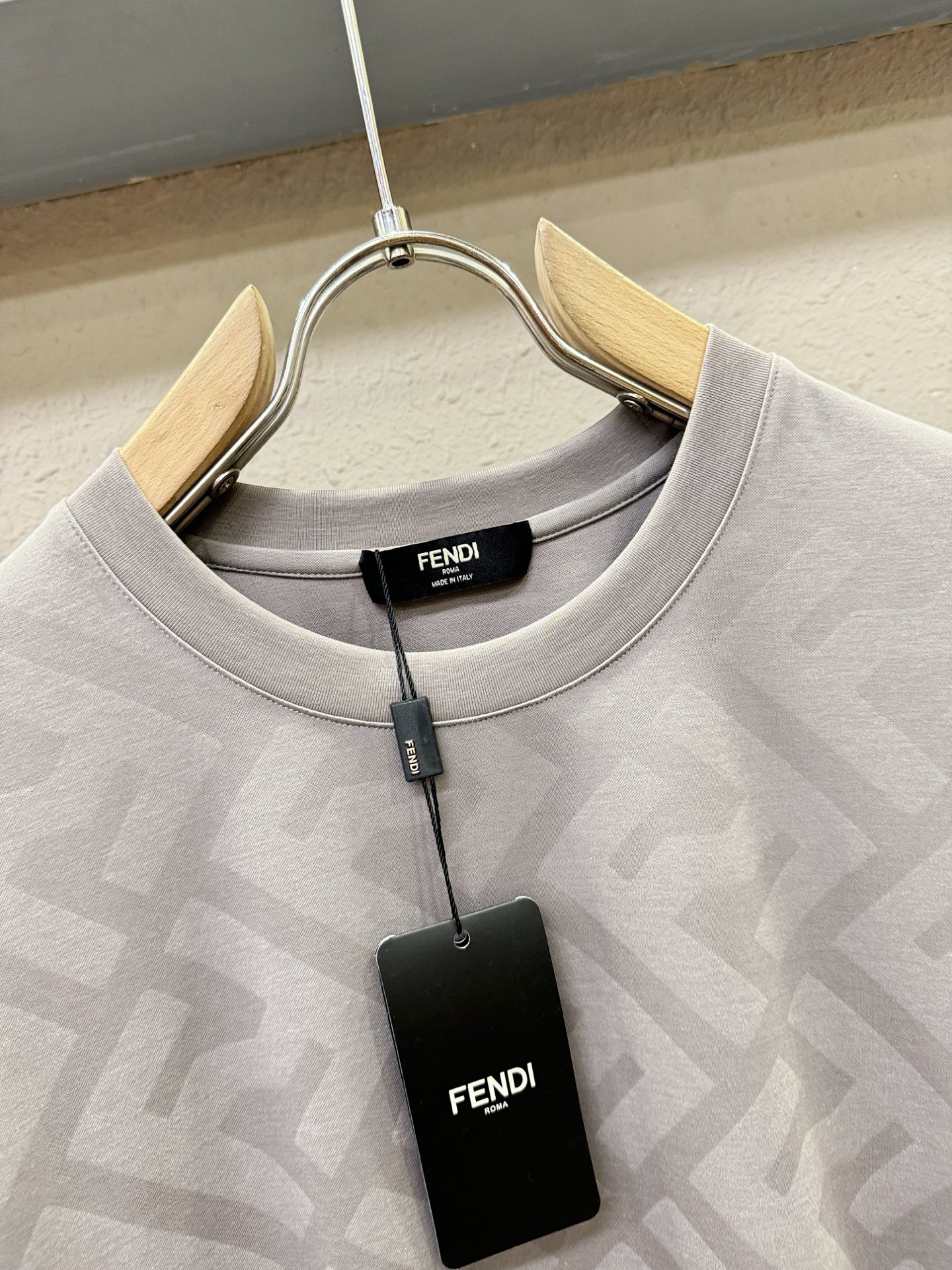 Fendi 芬迪 高级定制 2026专柜新款短袖 百搭款式 任何人都可以轻松驾驭 全订制工艺 面料手感柔