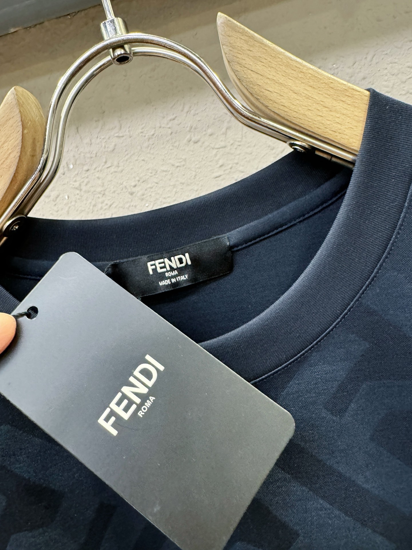 Fendi 芬迪 高级定制 2026专柜新款短袖 百搭款式 任何人都可以轻松驾驭 全订制工艺 面料手感柔