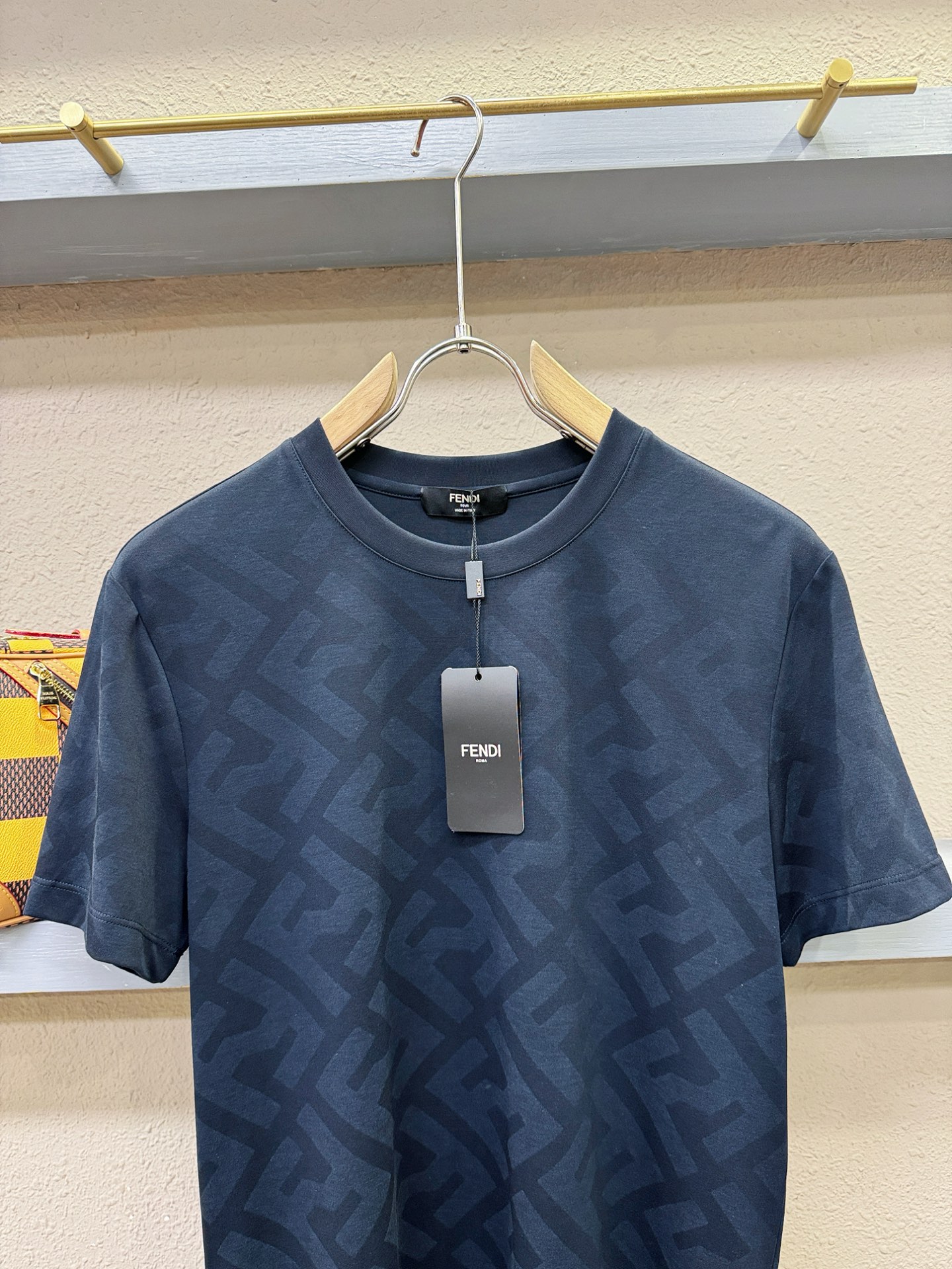 Fendi 芬迪 高级定制 2026专柜新款短袖 百搭款式 任何人都可以轻松驾驭 全订制工艺 面料手感柔