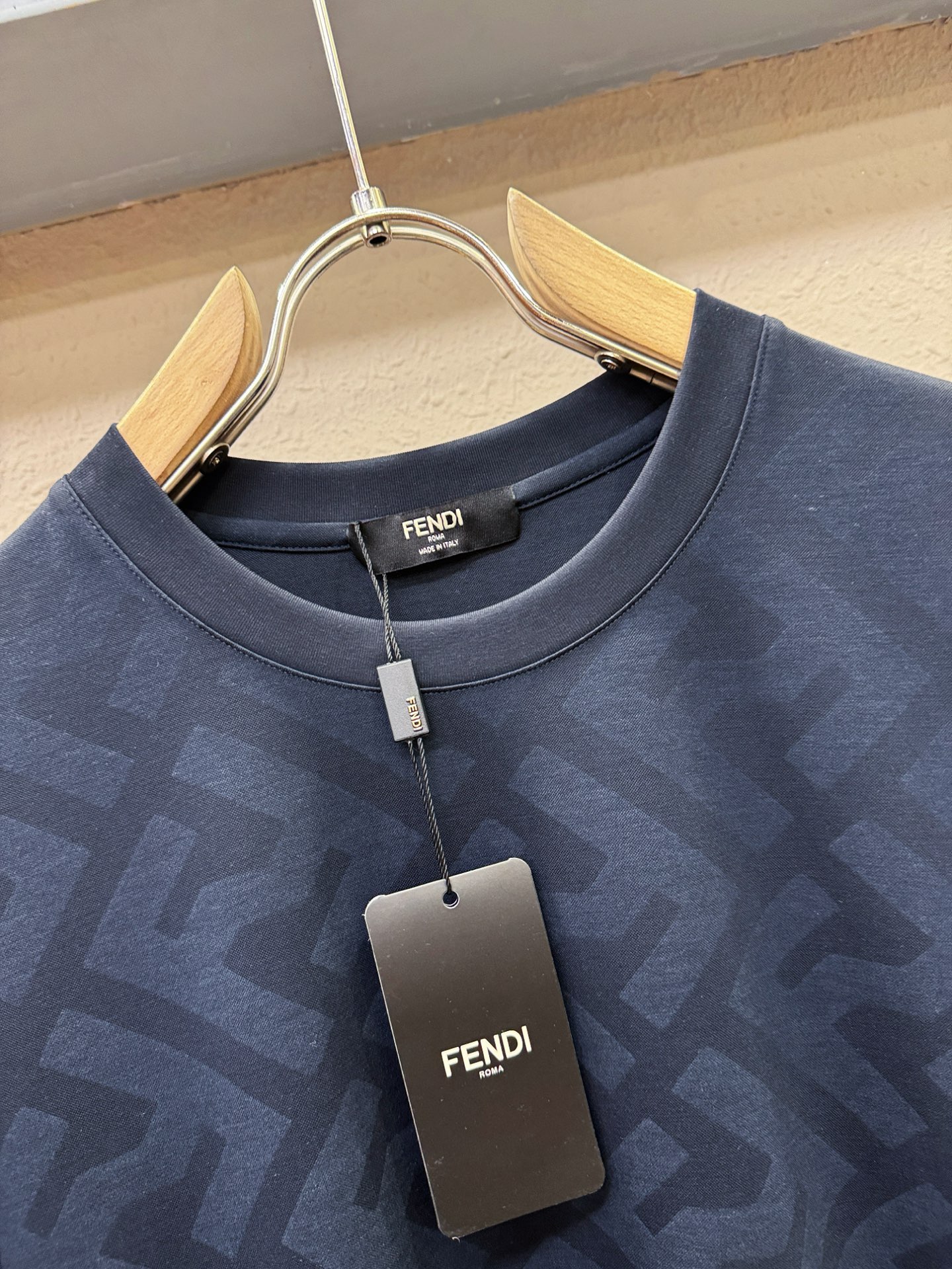 Fendi 芬迪 高级定制 2026专柜新款短袖 百搭款式 任何人都可以轻松驾驭 全订制工艺 面料手感柔