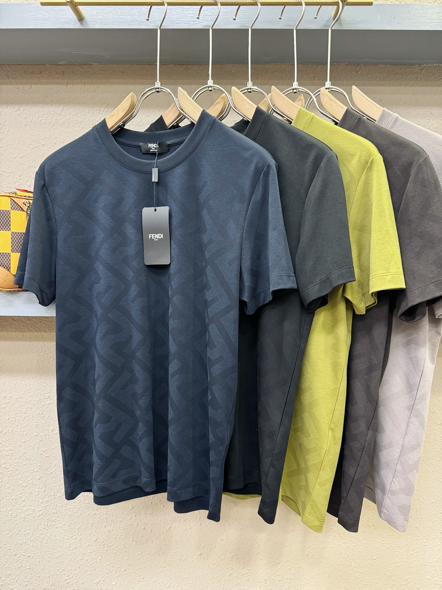 Fendi 芬迪 高级定制 2026专柜新款短袖 百搭款式 任何人都可以轻松驾驭 全订制工艺 面料手感柔