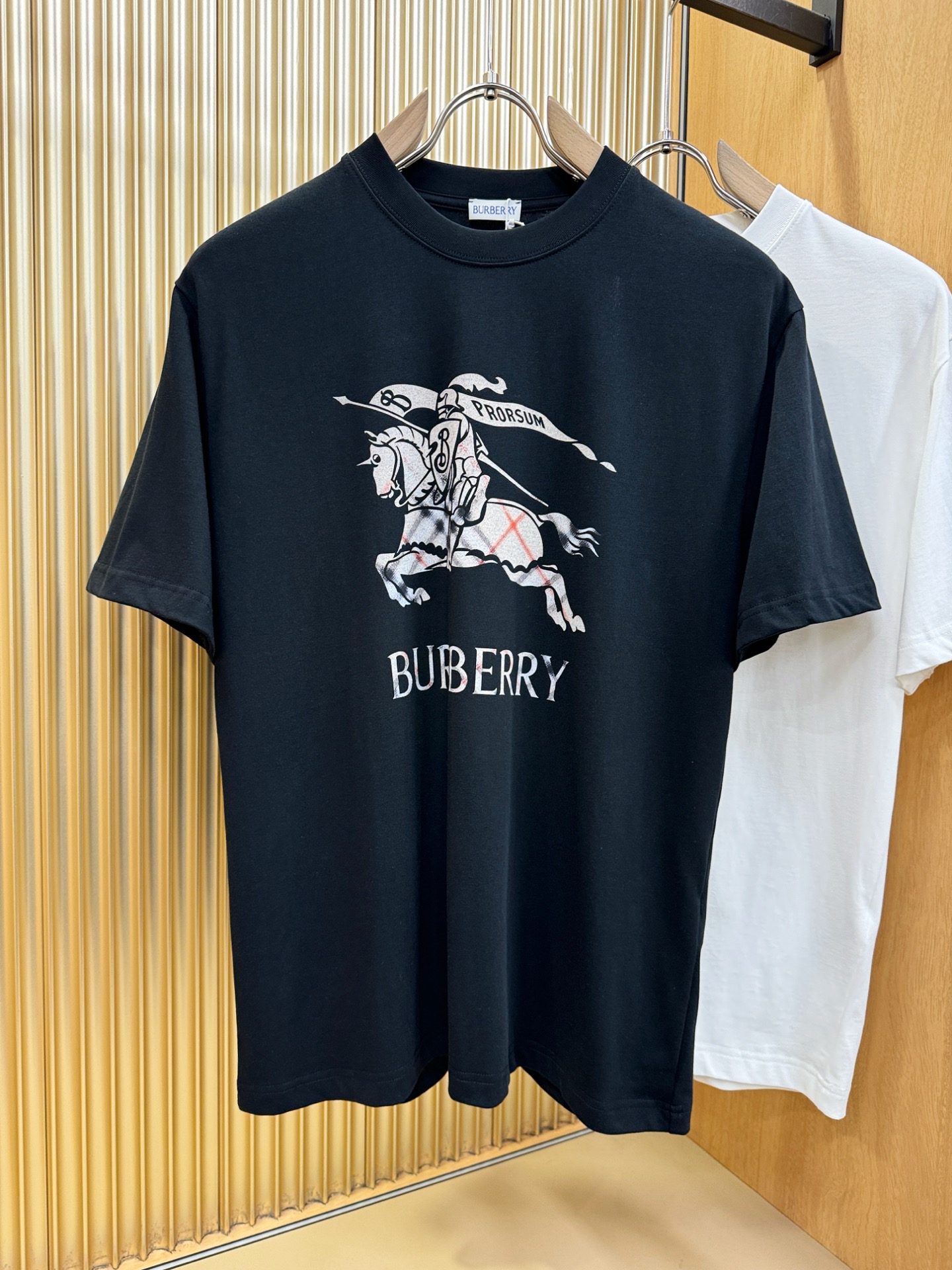 BURBERRY巴宝莉 2026新款短袖T恤！男女同款！走秀图案时尚休闲短袖T恤衫！设计logo设计！极