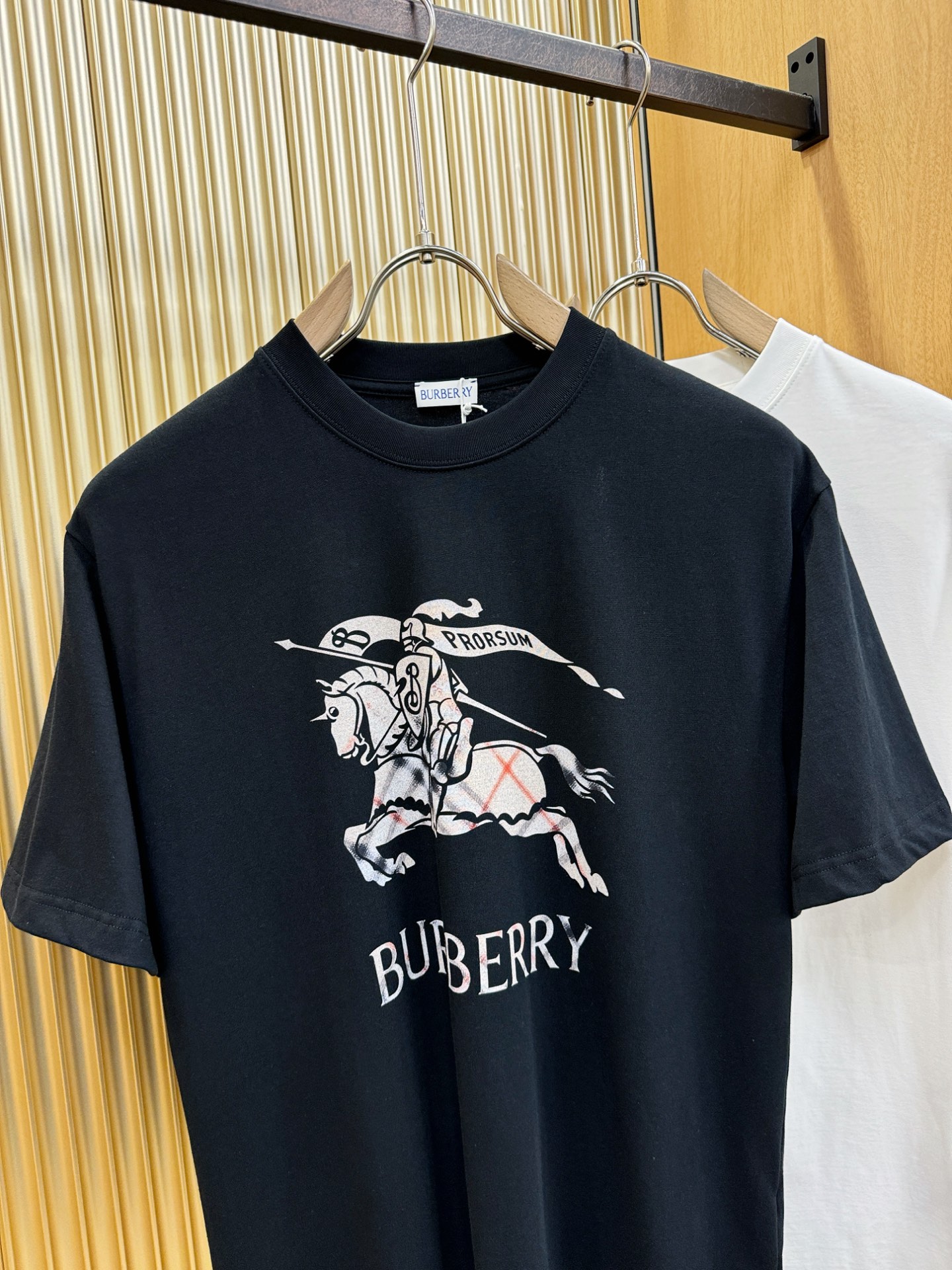 BURBERRY巴宝莉 2026新款短袖T恤！男女同款！走秀图案时尚休闲短袖T恤衫！设计logo设计！极
