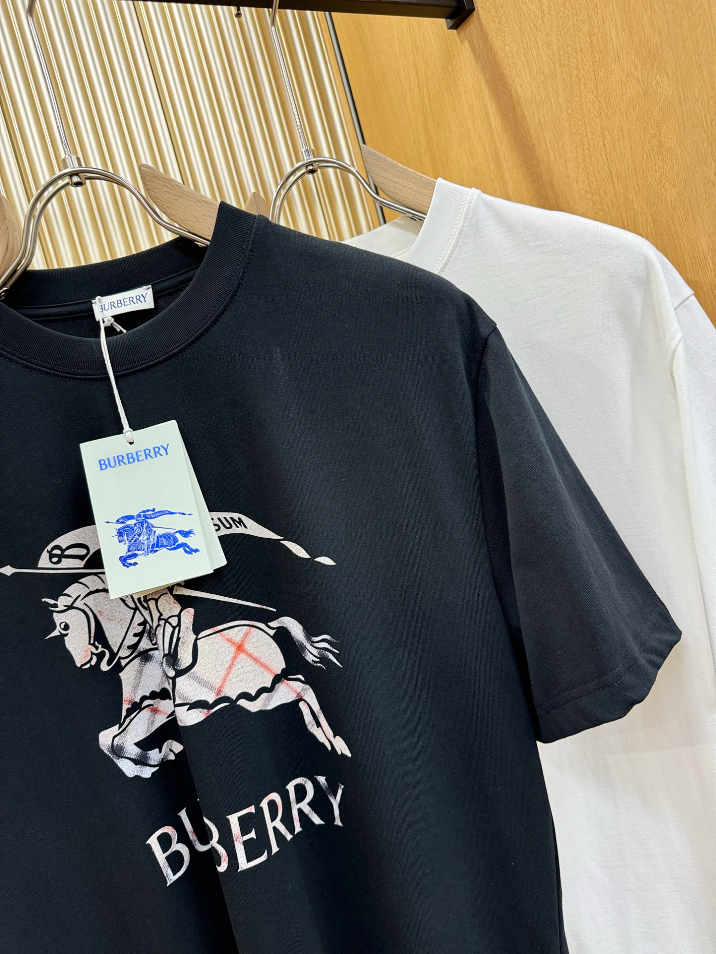 BURBERRY巴宝莉 2026新款短袖T恤！男女同款！走秀图案时尚休闲短袖T恤衫！设计logo设计！极