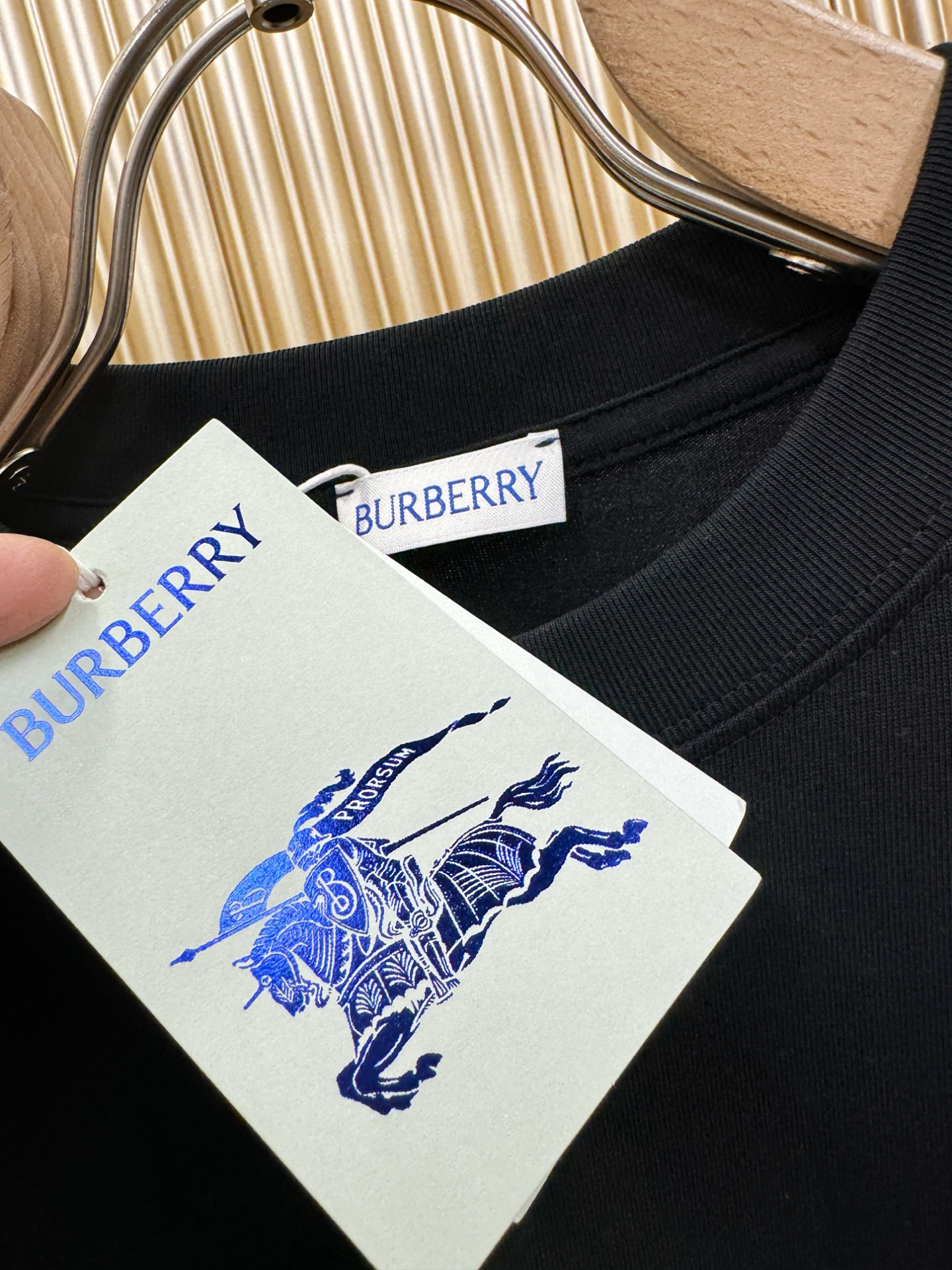 BURBERRY巴宝莉 2026新款短袖T恤！男女同款！走秀图案时尚休闲短袖T恤衫！设计logo设计！极