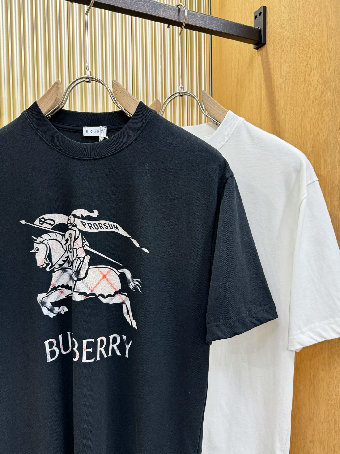 BURBERRY巴宝莉 2026新款短袖T恤！男女同款！走秀图案时尚休闲短袖T恤衫！设计logo设计！极