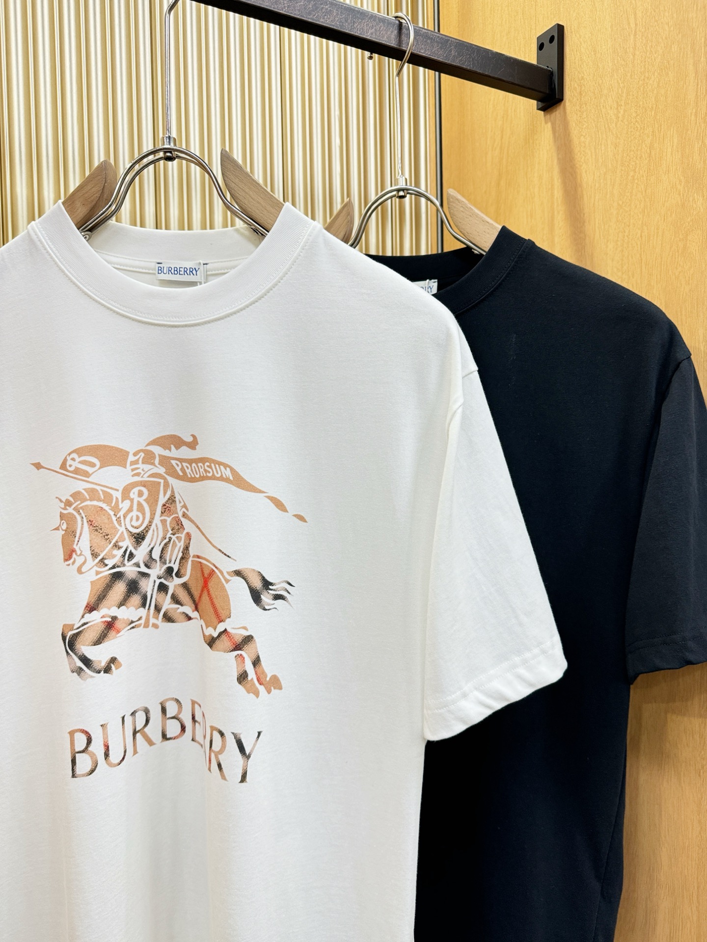 BURBERRY巴宝莉 2026新款短袖T恤！男女同款！走秀图案时尚休闲短袖T恤衫！设计logo设计！极