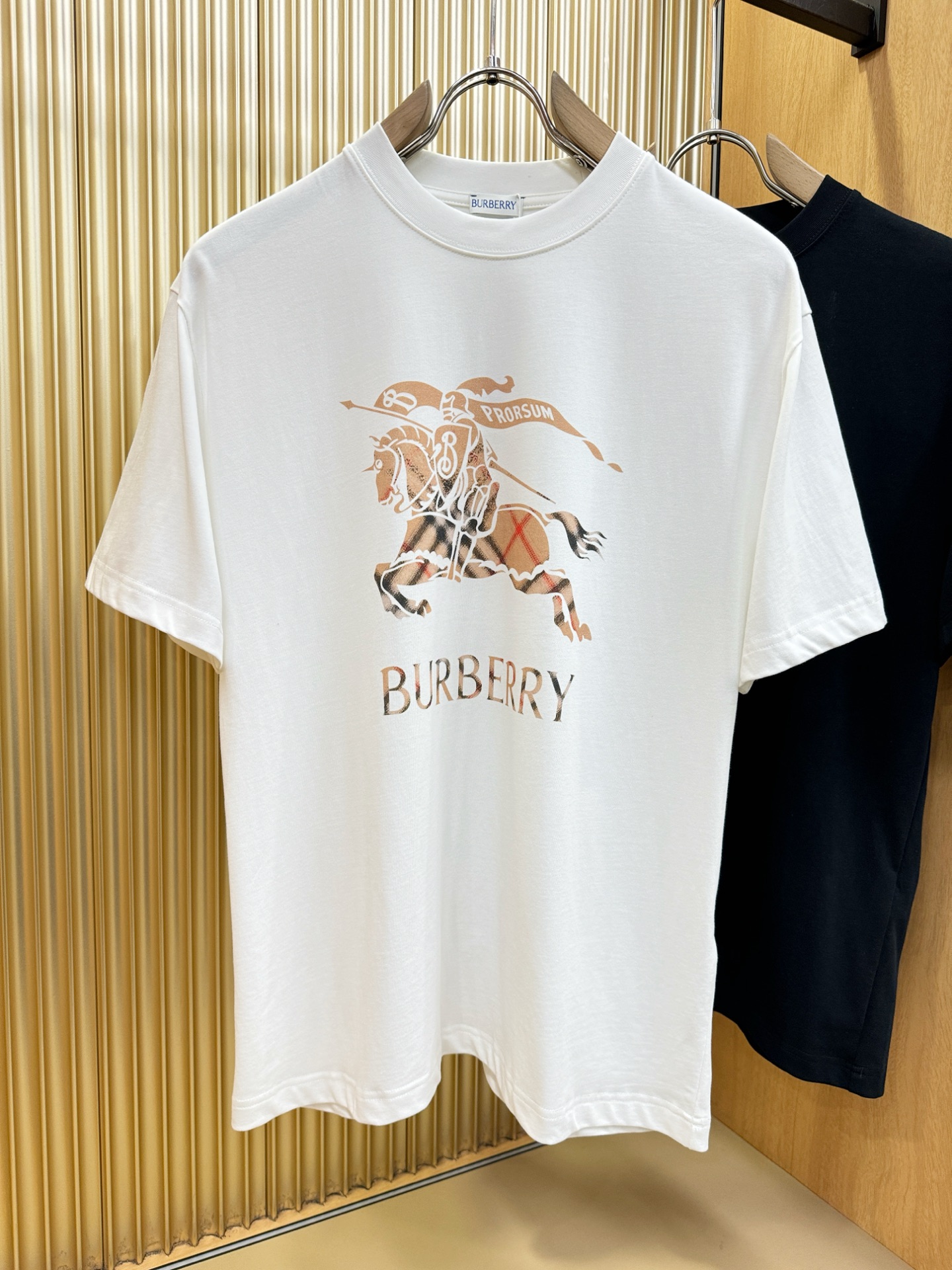 BURBERRY巴宝莉 2026新款短袖T恤！男女同款！走秀图案时尚休闲短袖T恤衫！设计logo设计！极