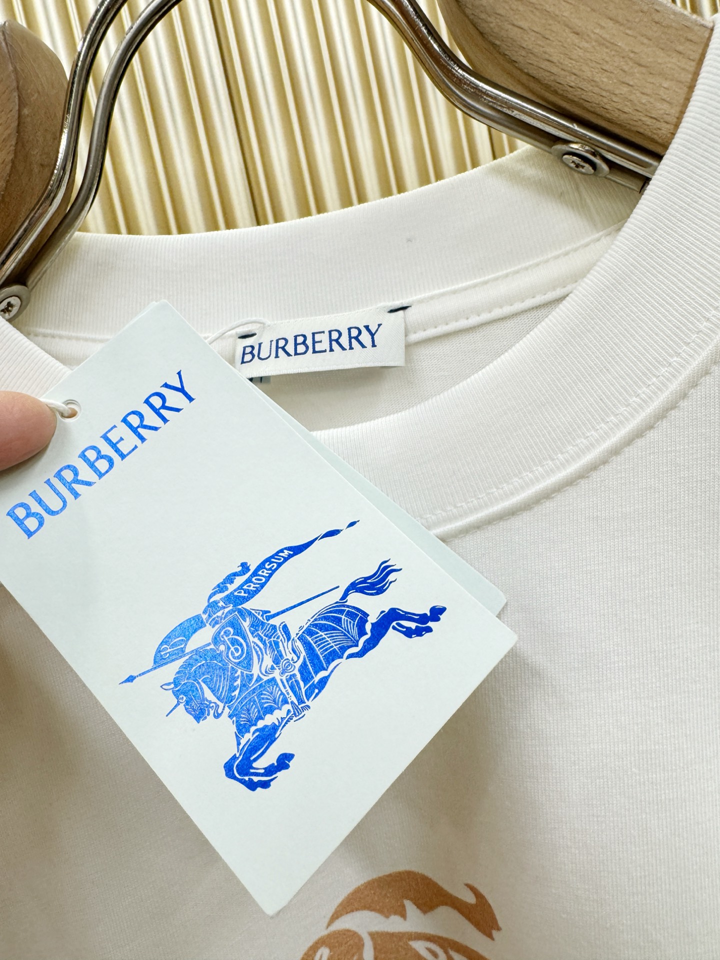 BURBERRY巴宝莉 2026新款短袖T恤！男女同款！走秀图案时尚休闲短袖T恤衫！设计logo设计！极