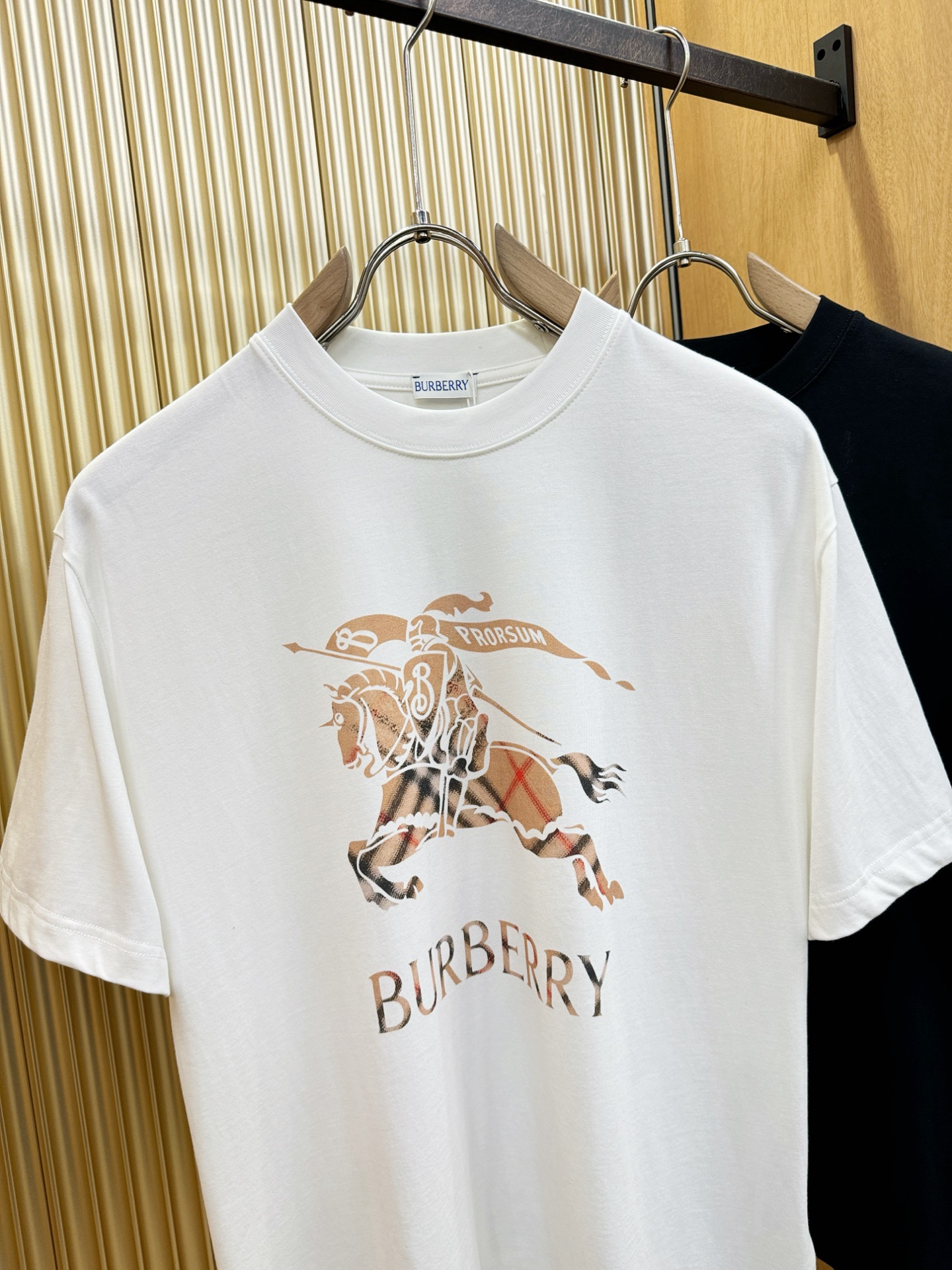 BURBERRY巴宝莉 2026新款短袖T恤！男女同款！走秀图案时尚休闲短袖T恤衫！设计logo设计！极