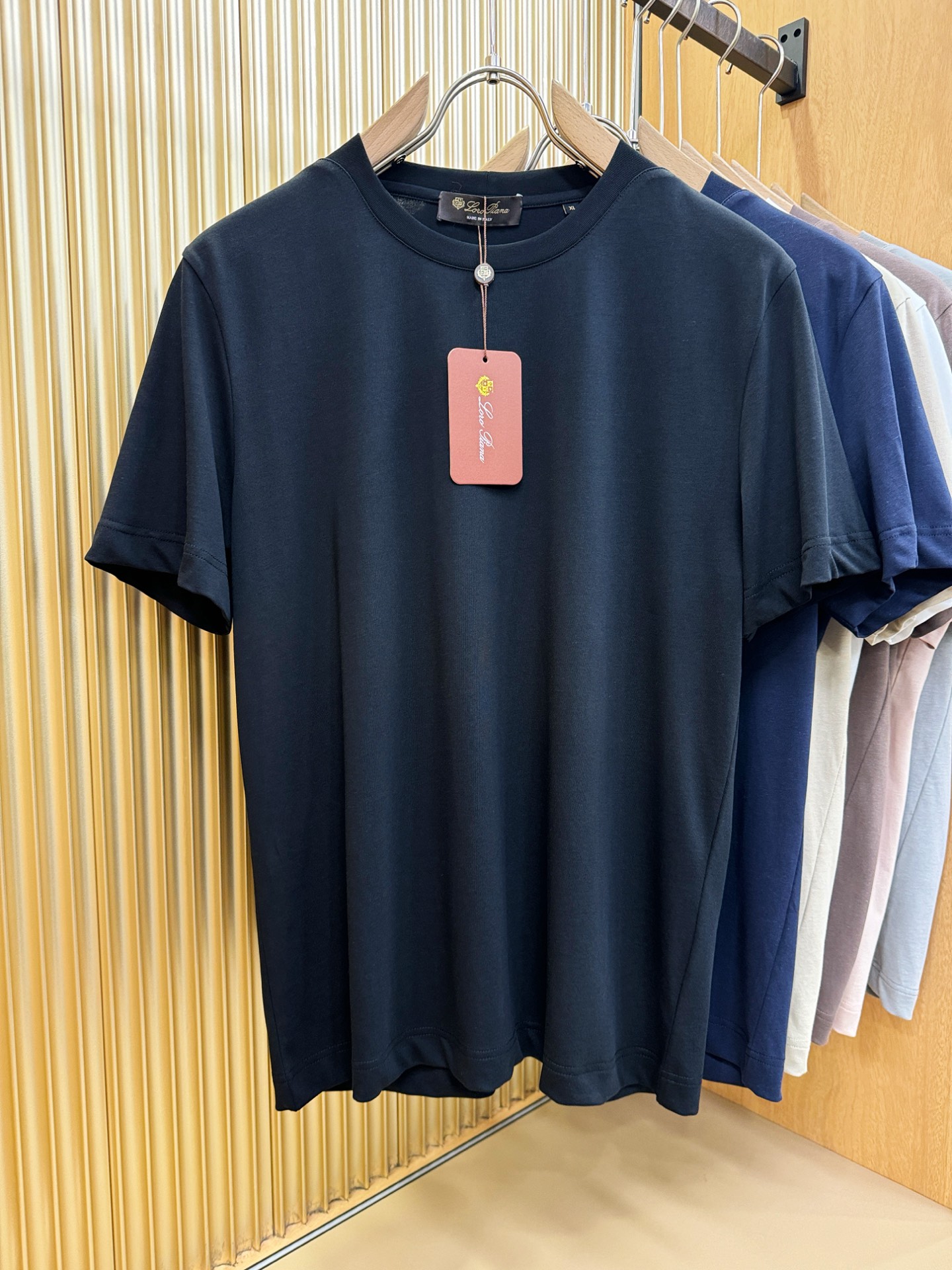 loro Piana诺悠翩雅 顶级品质 2026新品短袖！面料采用麻料与桑蚕丝结合。手感柔软。顶级进口私