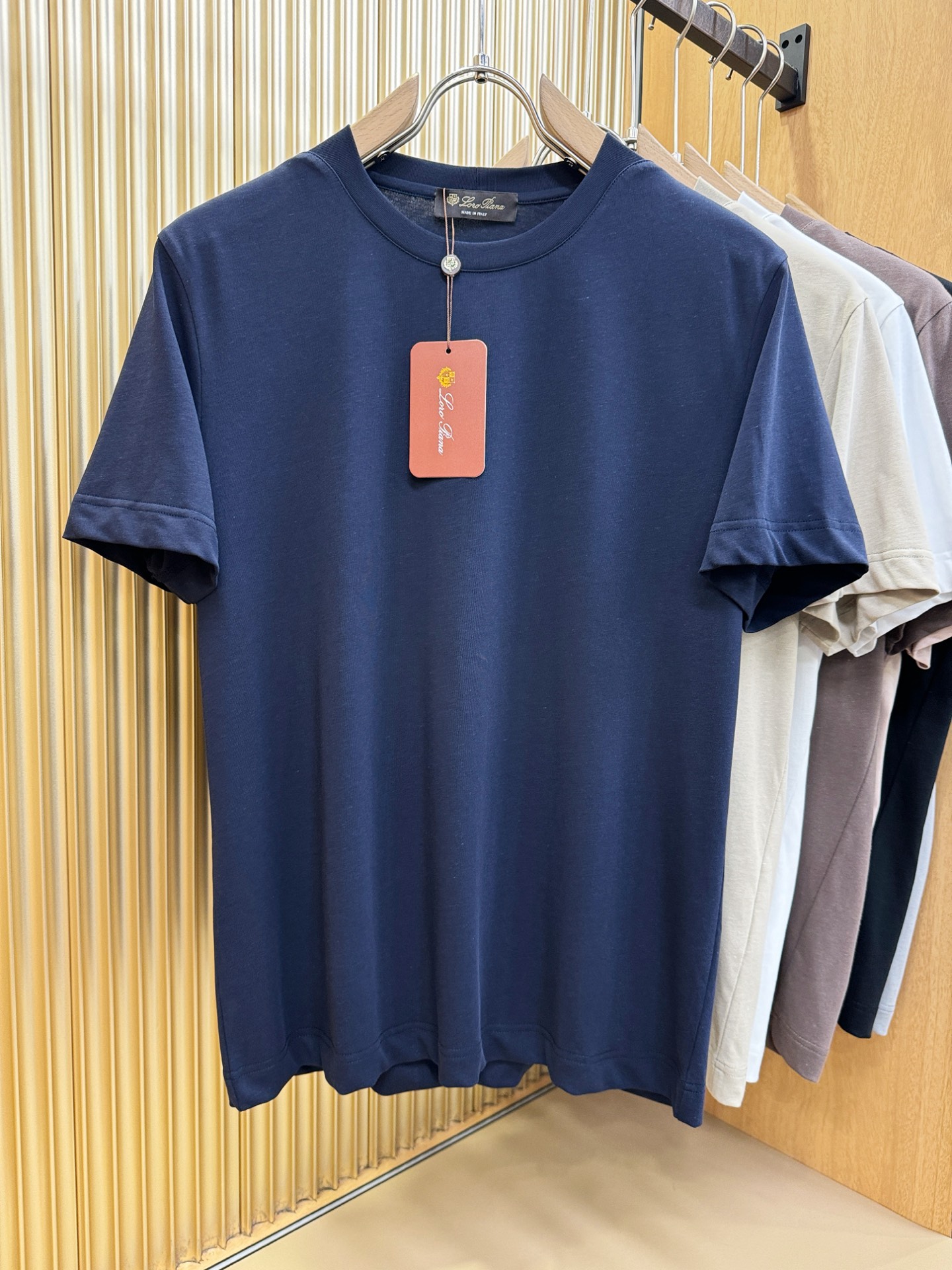 loro Piana诺悠翩雅 顶级品质 2026新品短袖！面料采用麻料与桑蚕丝结合。手感柔软。顶级进口私