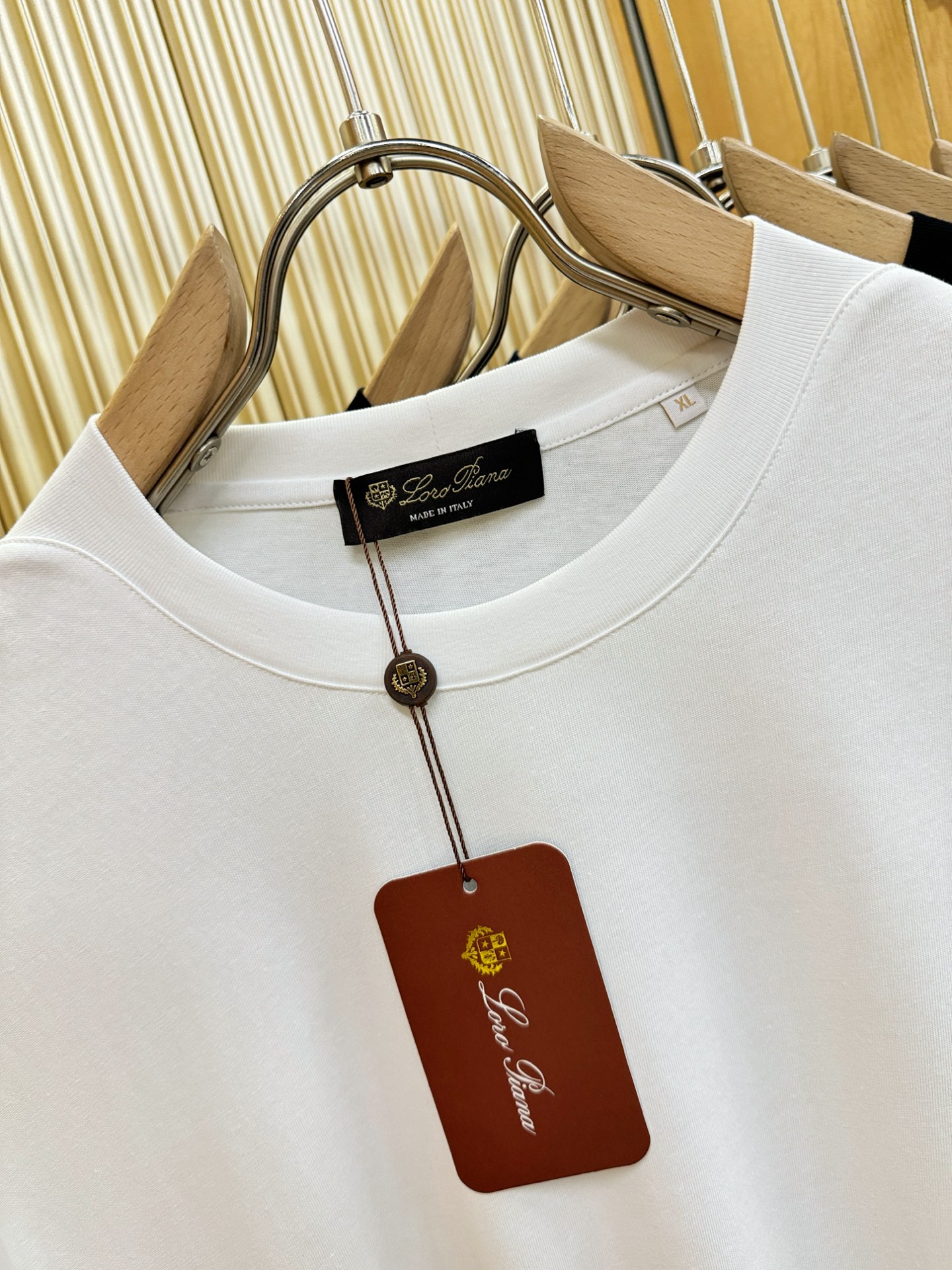loro Piana诺悠翩雅 顶级品质 2026新品短袖！面料采用麻料与桑蚕丝结合。手感柔软。顶级进口私
