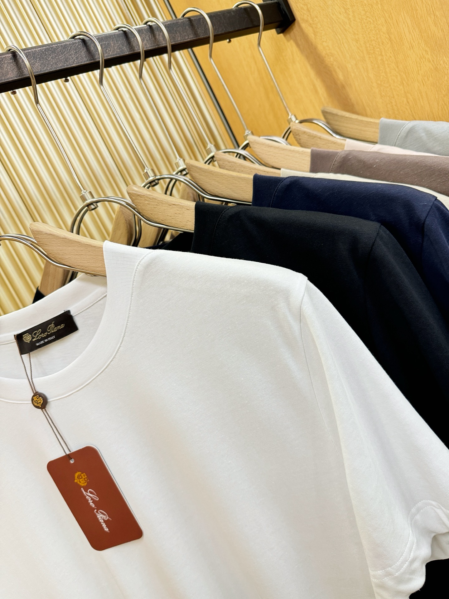 loro Piana诺悠翩雅 顶级品质 2026新品短袖！面料采用麻料与桑蚕丝结合。手感柔软。顶级进口私