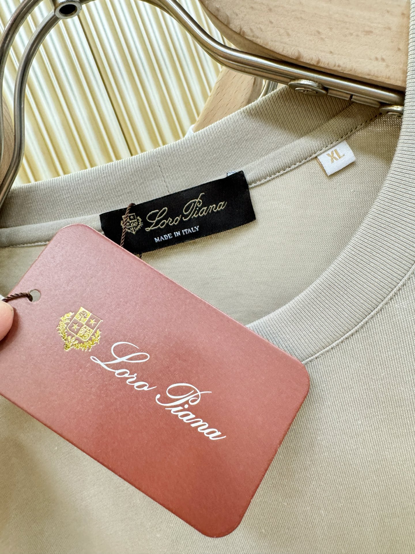 loro Piana诺悠翩雅 顶级品质 2026新品短袖！面料采用麻料与桑蚕丝结合。手感柔软。顶级进口私
