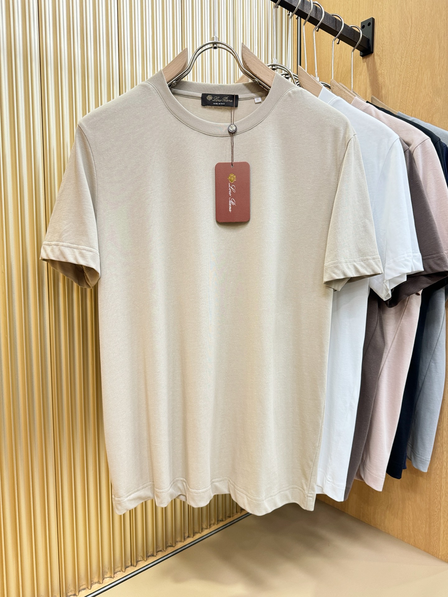loro Piana诺悠翩雅 顶级品质 2026新品短袖！面料采用麻料与桑蚕丝结合。手感柔软。顶级进口私