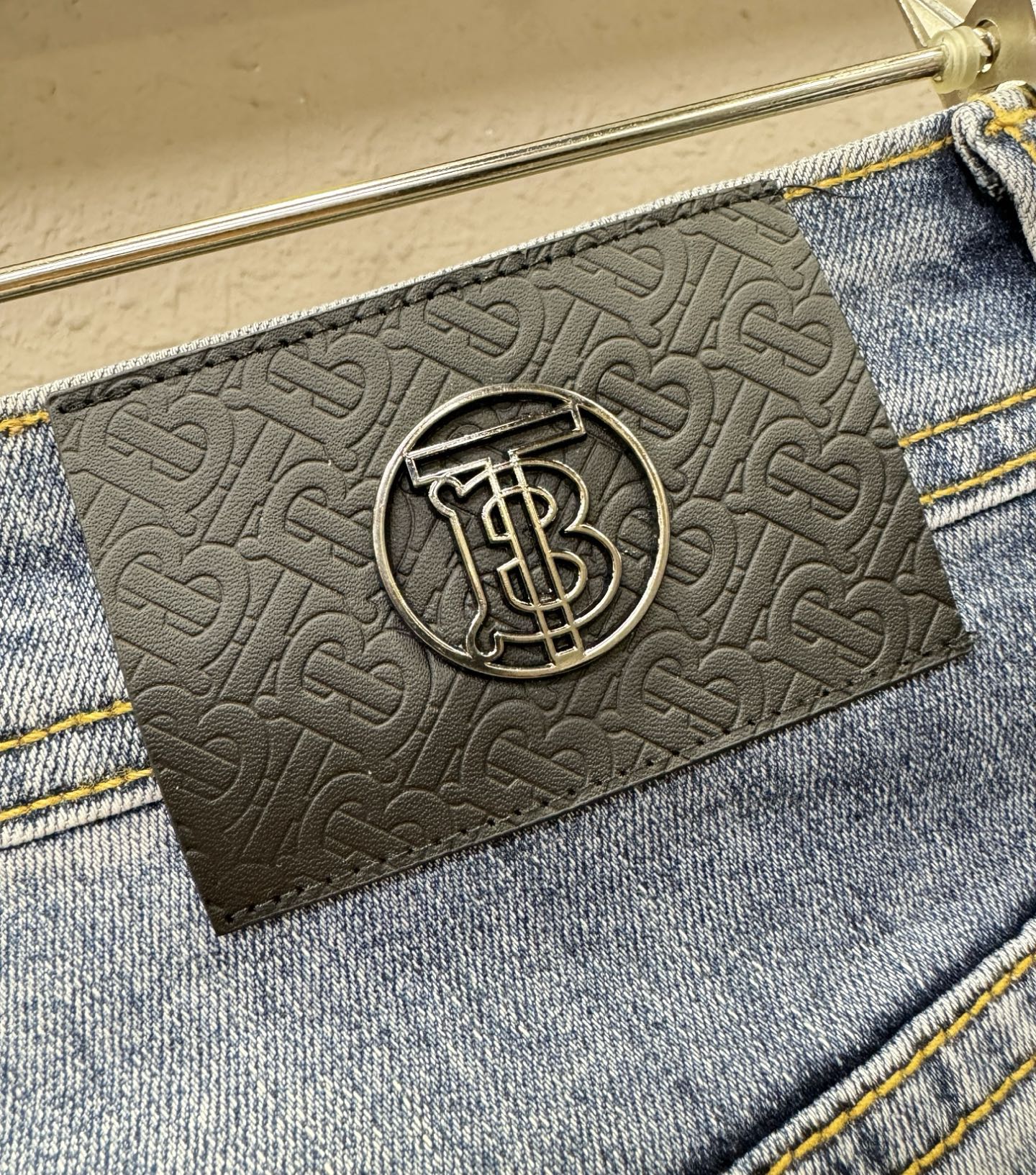 BURBERRY巴宝莉 专柜新品，原版牛仔裤 原版重工打造，品牌经典LOGO设计，三标齐全！原版五金辅料