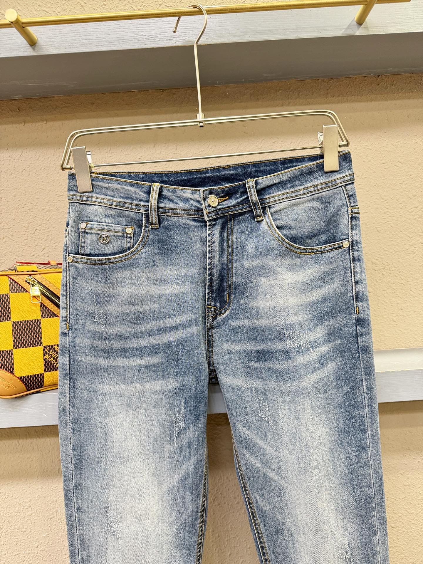 BURBERRY巴宝莉 专柜新品，原版牛仔裤 原版重工打造，品牌经典LOGO设计，三标齐全！原版五金辅料
