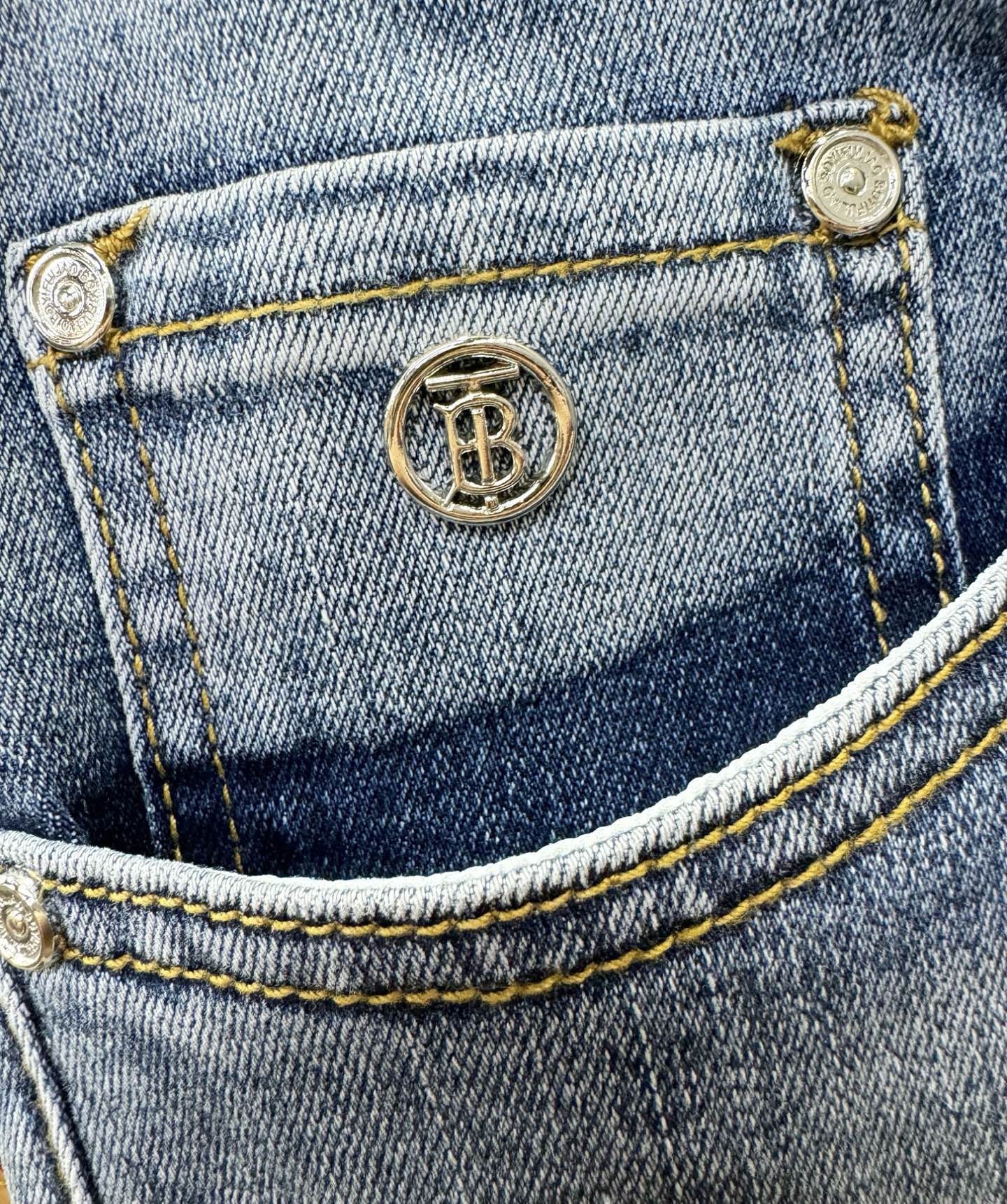 BURBERRY巴宝莉 专柜新品，原版牛仔裤 原版重工打造，品牌经典LOGO设计，三标齐全！原版五金辅料