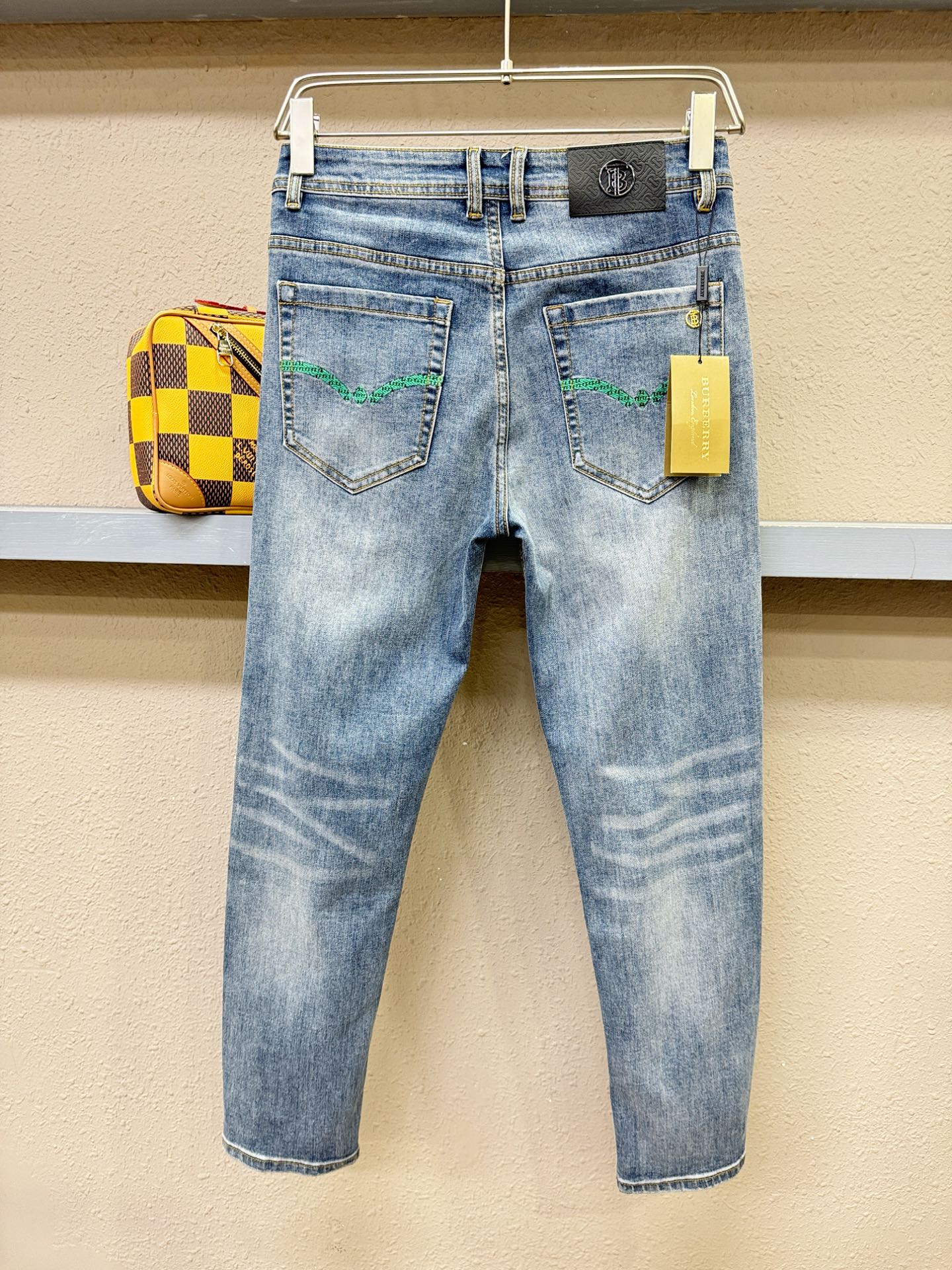 BURBERRY巴宝莉 专柜新品，原版牛仔裤 原版重工打造，品牌经典LOGO设计，三标齐全！原版五金辅料