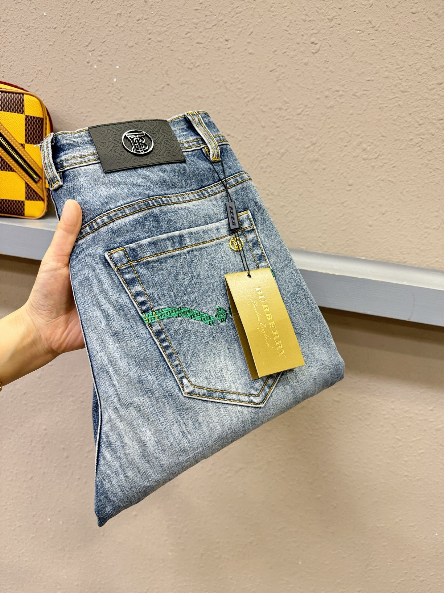 BURBERRY巴宝莉 专柜新品，原版牛仔裤 原版重工打造，品牌经典LOGO设计，三标齐全！原版五金辅料
