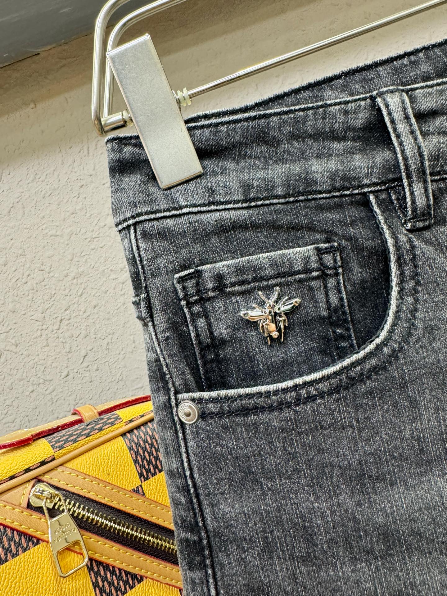 Dior迪奥 专柜新品，原版牛仔裤 原版重工打造，品牌经典LOGO设计，三标齐全！原版五金辅料。专柜定制