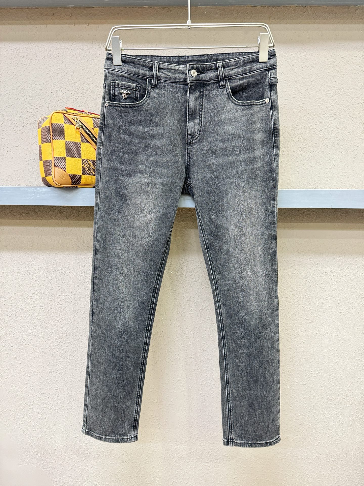Dior迪奥 专柜新品，原版牛仔裤 原版重工打造，品牌经典LOGO设计，三标齐全！原版五金辅料。专柜定制